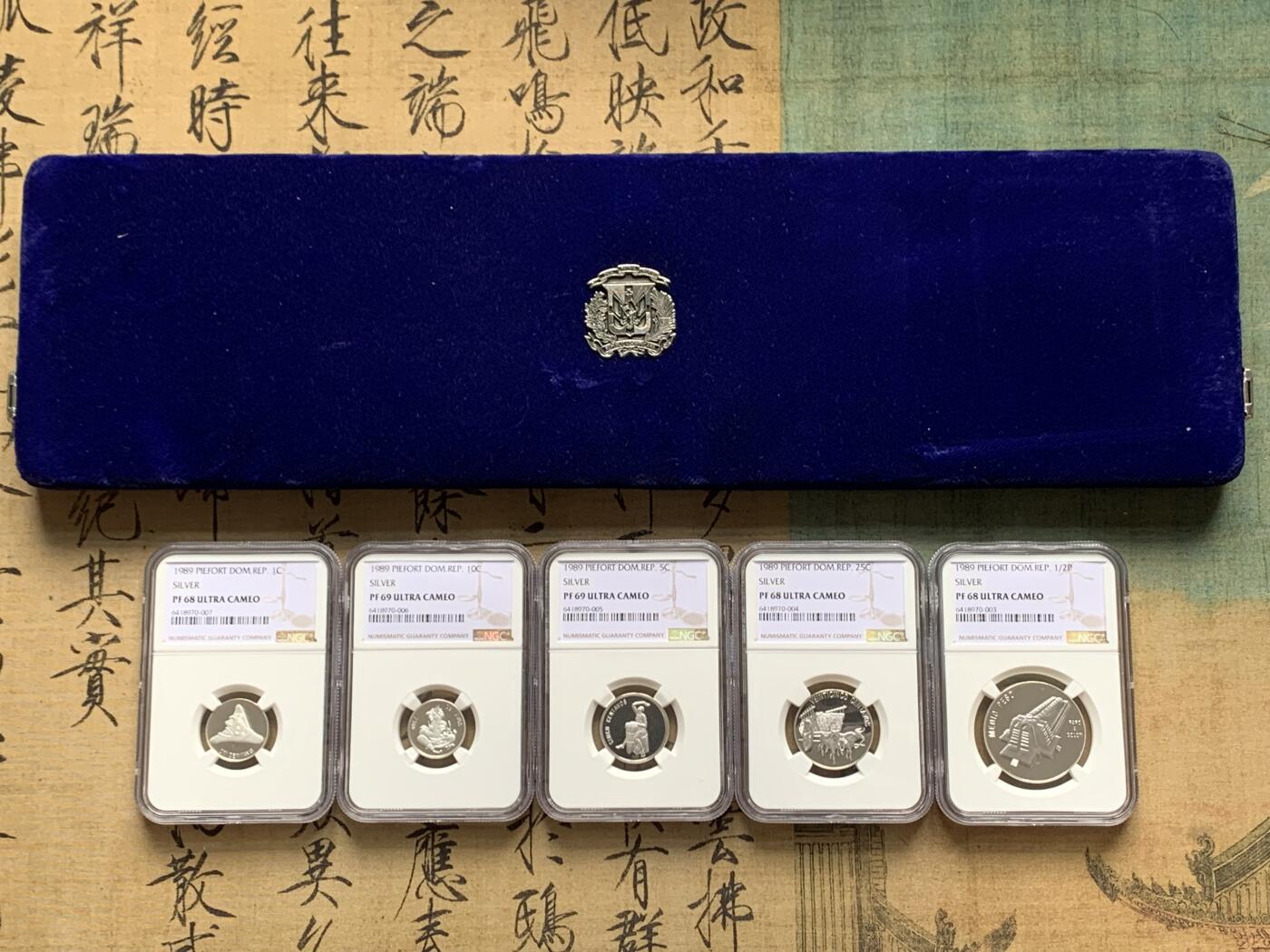 《竞宝斋》第276场- 周日，周一 2场连拍 （全场包邮） 5枚一组 多米尼加1989加厚银币 少见 名誉品 NGC鉴定 顶级品像 顶级状态 进阶级收藏 带豪华绒布原包装盒