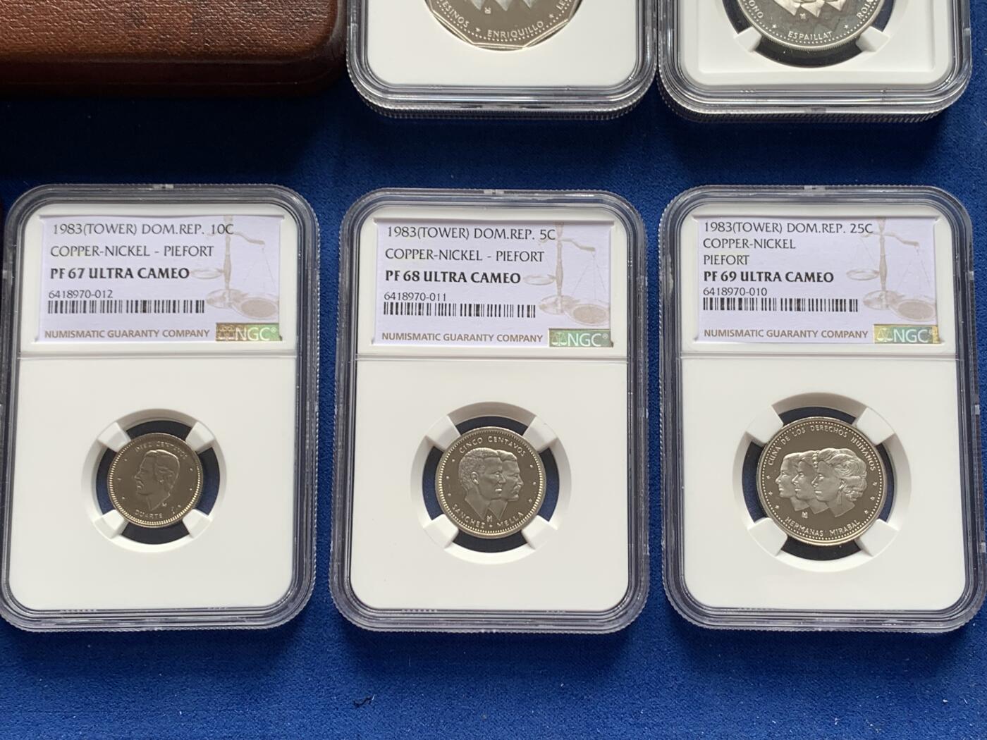 《竞宝斋》第276场- 周日，周一 2场连拍 （全场包邮） 5枚一组 多米尼加1983铜镍加厚币（该年份没有银加厚）少见 全面值是2枚（PF67UC 10分+PF68UC 5分，共发行300套）+3枚（PF68UC 1比索+PF69UC 1/2比索和25分，共发行270套，另外还有30套加厚包含在Special sets（SS）组合套里面，因此全面值加厚组合凑齐还要减去30套，即240套。240套系书中记载现实中难遇！）英国皇家造币厂铸造 带原盒原包 NG