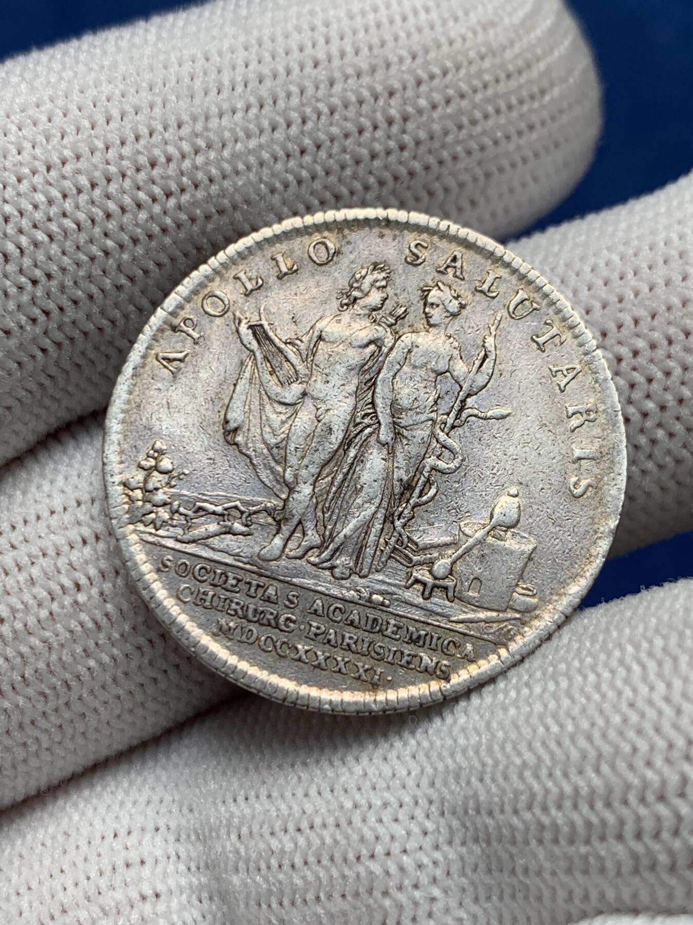 《竞宝斋》第276场- 周日，周一 2场连拍 （全场包邮） 法国1741年路易十五外科医学院银质代币 6.91g 28.3mm