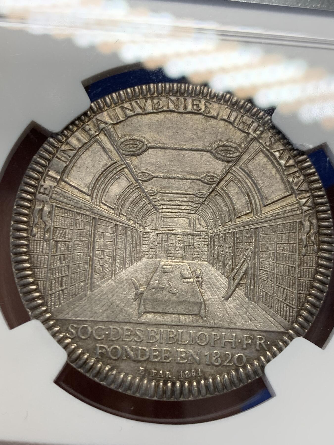 《竞宝斋》第276场- 周日，周一 2场连拍 （全场包邮） NGC MS62 1861年法国国家图书馆协会圆形银质代币 正面图书馆馆长 背面图书馆内景 细节满满 很漂亮