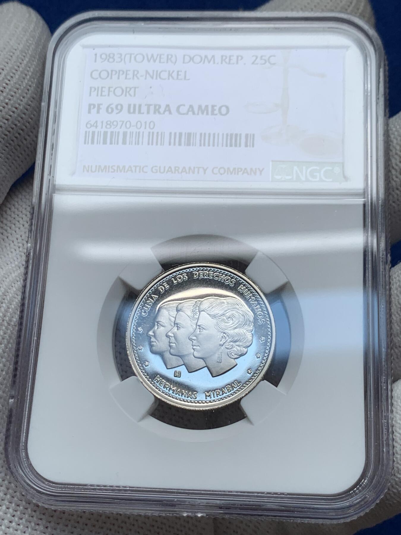 《竞宝斋》第276场- 周日，周一 2场连拍 （全场包邮） 5枚一组 多米尼加1983铜镍加厚币（该年份没有银加厚）少见 全面值是2枚（PF67UC 10分+PF68UC 5分，共发行300套）+3枚（PF68UC 1比索+PF69UC 1/2比索和25分，共发行270套，另外还有30套加厚包含在Special sets（SS）组合套里面，因此全面值加厚组合凑齐还要减去30套，即240套。240套系书中记载现实中难遇！）英国皇家造币厂铸造 带原盒原包 NG