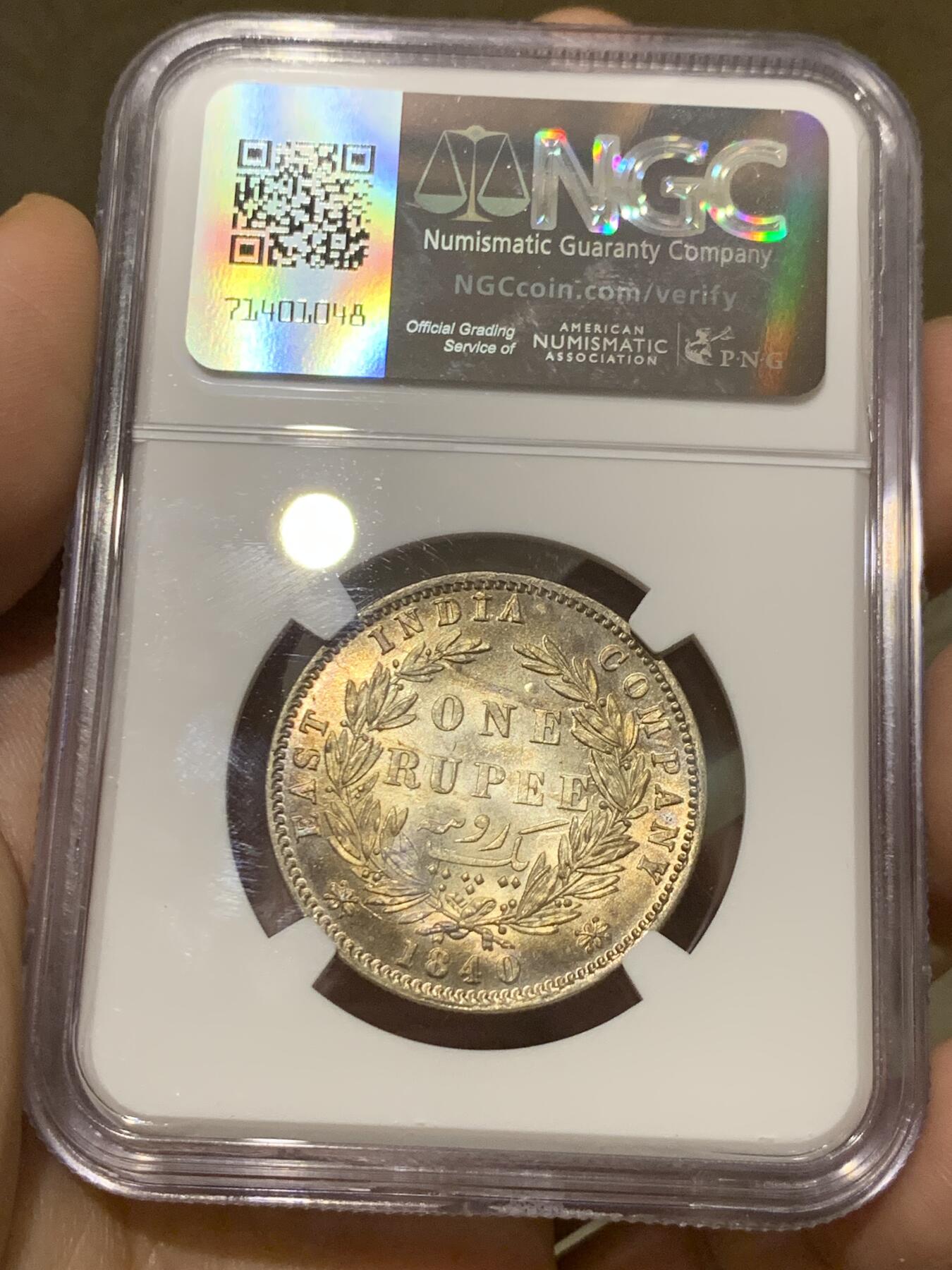 《竞宝斋》第276场- 周日，周一 2场连拍 （全场包邮） NGC MS63 英属东印度公司1840年维多利亚女王1卢比银币 孟买或者加尔各达制造。白币烂大街，彩浆百里挑一，黄赭包浆参杂一丝淡淡紫罗兰，兼具古朴与灵动。包浆币sbp成交价往往在240美金。