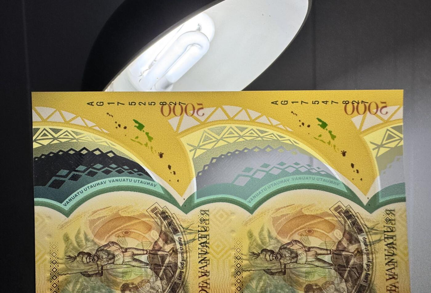收藏联盟Quantum Auction 第351期拍卖  瓦努阿图2017年5000瓦图两联体 品相全新UNC 发行量仅100张 非常稀少