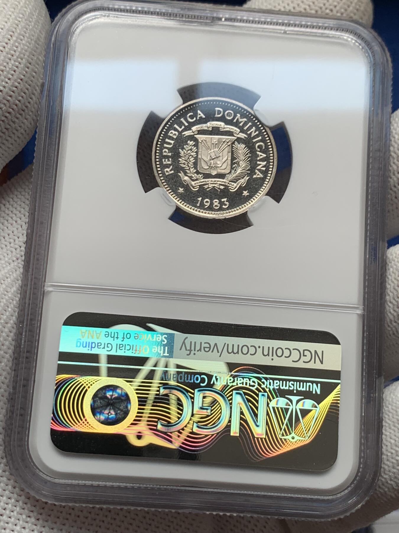 《竞宝斋》第276场- 周日，周一 2场连拍 （全场包邮） 5枚一组 多米尼加1983铜镍加厚币（该年份没有银加厚）少见 全面值是2枚（PF67UC 10分+PF68UC 5分，共发行300套）+3枚（PF68UC 1比索+PF69UC 1/2比索和25分，共发行270套，另外还有30套加厚包含在Special sets（SS）组合套里面，因此全面值加厚组合凑齐还要减去30套，即240套。240套系书中记载现实中难遇！）英国皇家造币厂铸造 带原盒原包 NG