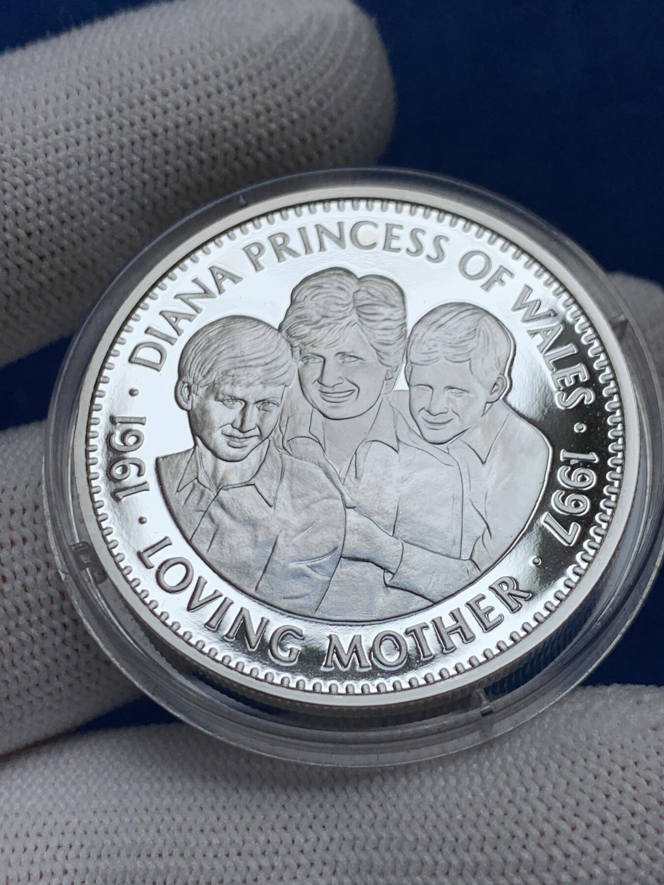 《竞宝斋》第276场- 周日，周一 2场连拍 （全场包邮） 利比里亚1997年20元精制银币