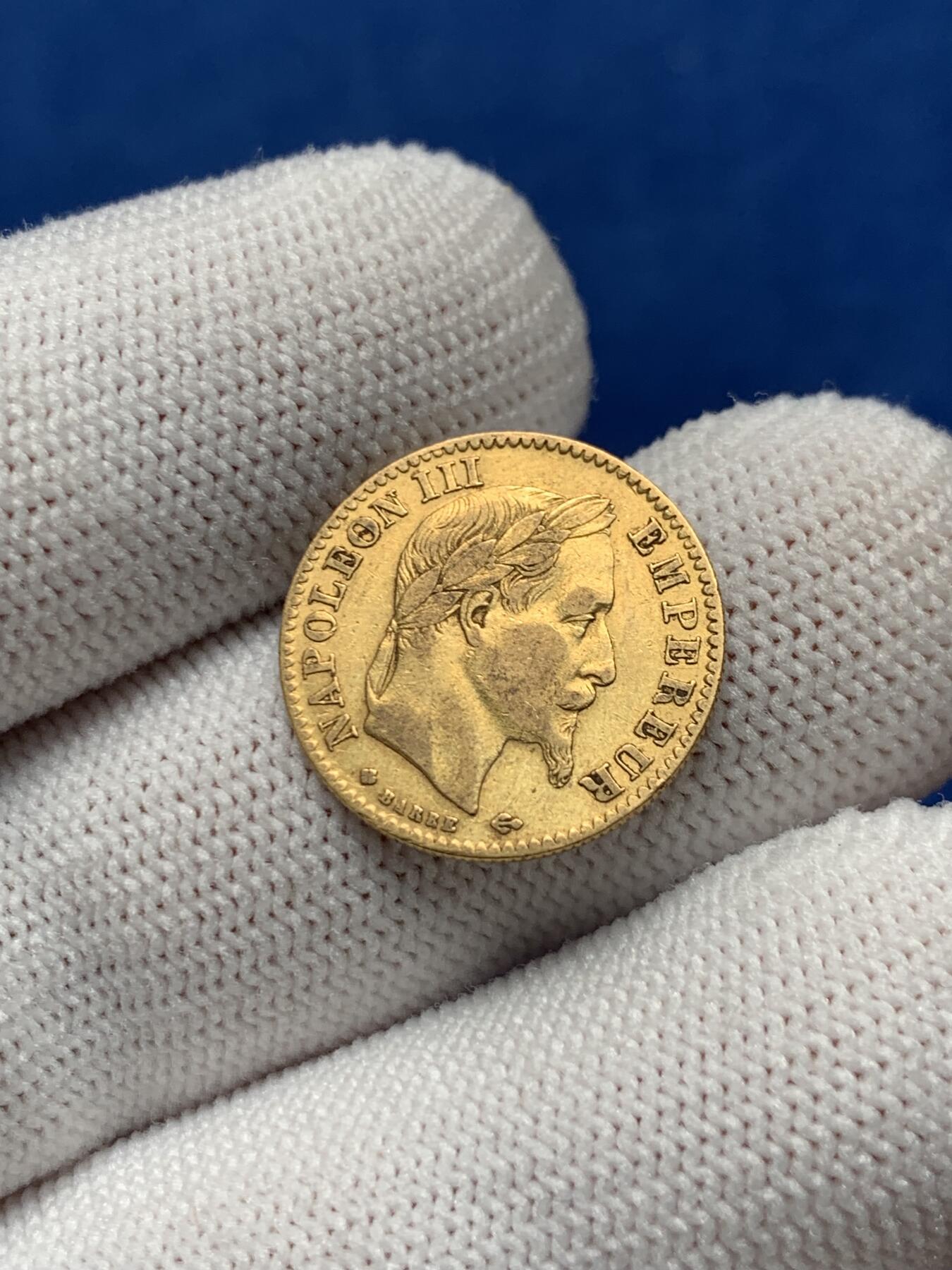 《竞宝斋》第276场- 周日，周一 2场连拍 （全场包邮） 法国 1866年拿破仑三世10法郎金币 桂冠版 BB厂 直径18.8mm 3.19g 90%金