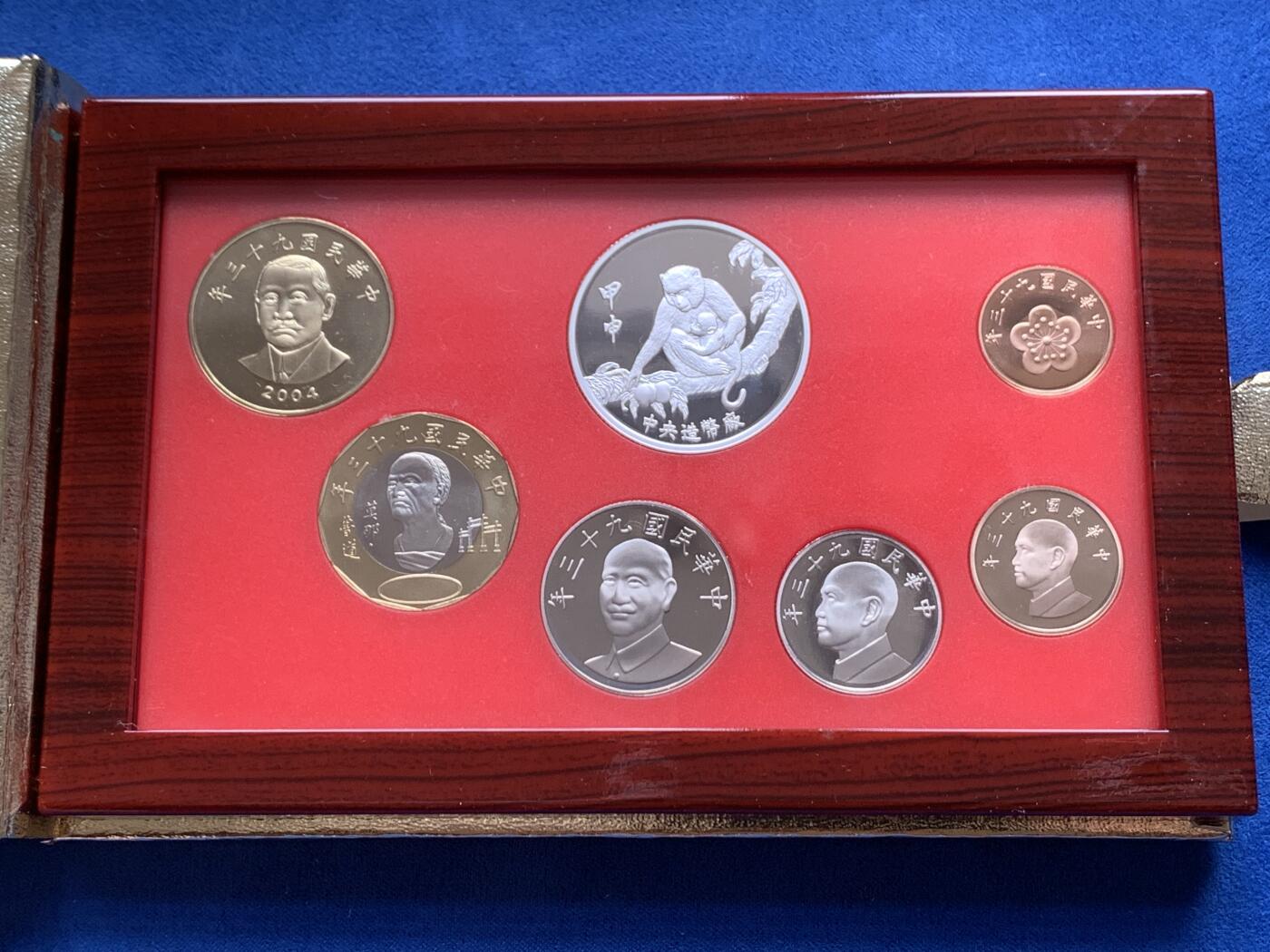 《竞宝斋》第276场- 周日，周一 2场连拍 （全场包邮） 台湾省民国九十三年第一轮猴年精致套币 含二分之一盎司银章