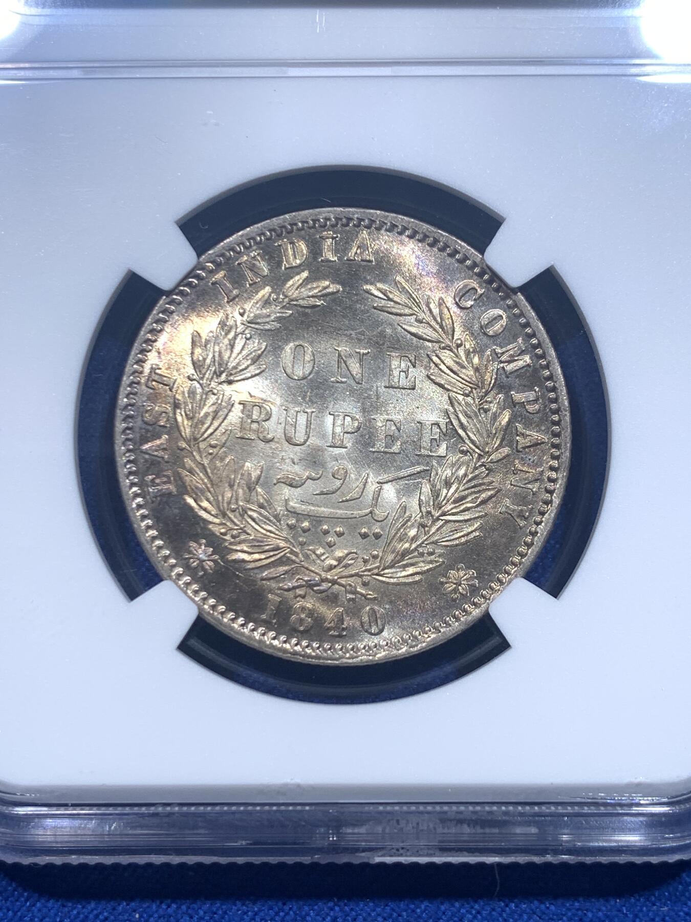 《竞宝斋》第276场- 周日，周一 2场连拍 （全场包邮） NGC MS63 英属东印度公司1840年维多利亚女王1卢比银币 孟买或者加尔各达制造。白币烂大街，彩浆百里挑一，黄赭包浆参杂一丝淡淡紫罗兰，兼具古朴与灵动。包浆币sbp成交价往往在240美金。