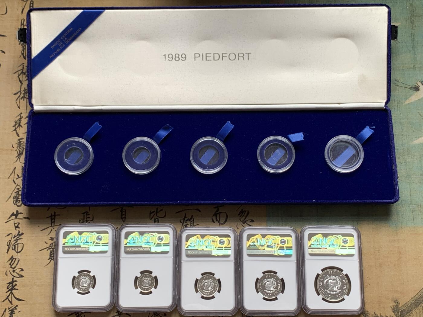 《竞宝斋》第276场- 周日，周一 2场连拍 （全场包邮） 5枚一组 多米尼加1989加厚银币 少见 名誉品 NGC鉴定 顶级品像 顶级状态 进阶级收藏 带豪华绒布原包装盒