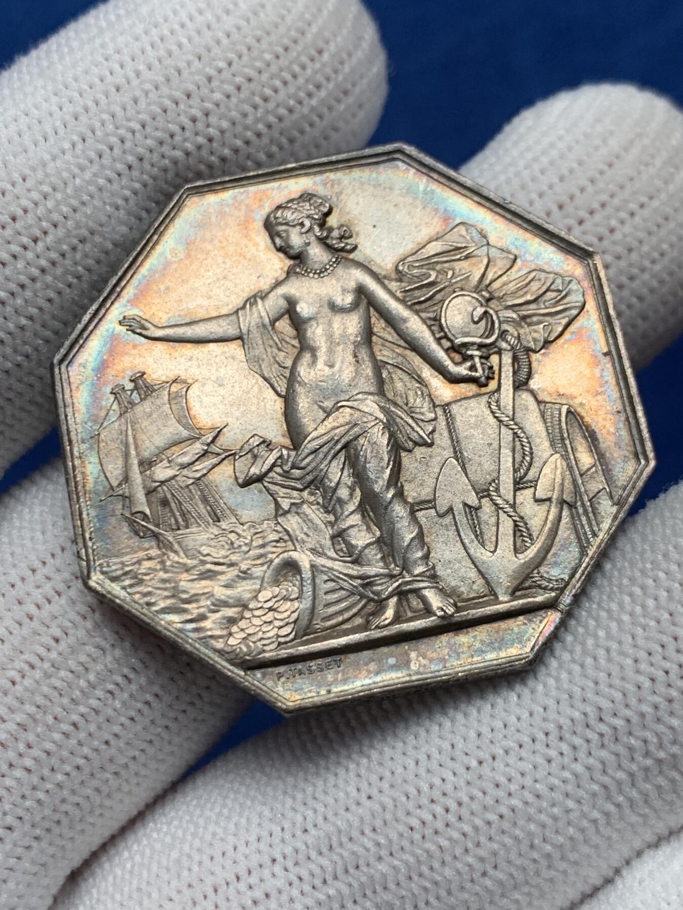 《竞宝斋》第276场- 周日，周一 2场连拍 （全场包邮） 法国1860-1879年先见之明保险公司八角银质代币 18.92g 36.2mm 蜜蜂边铭 霓虹五彩 漂亮