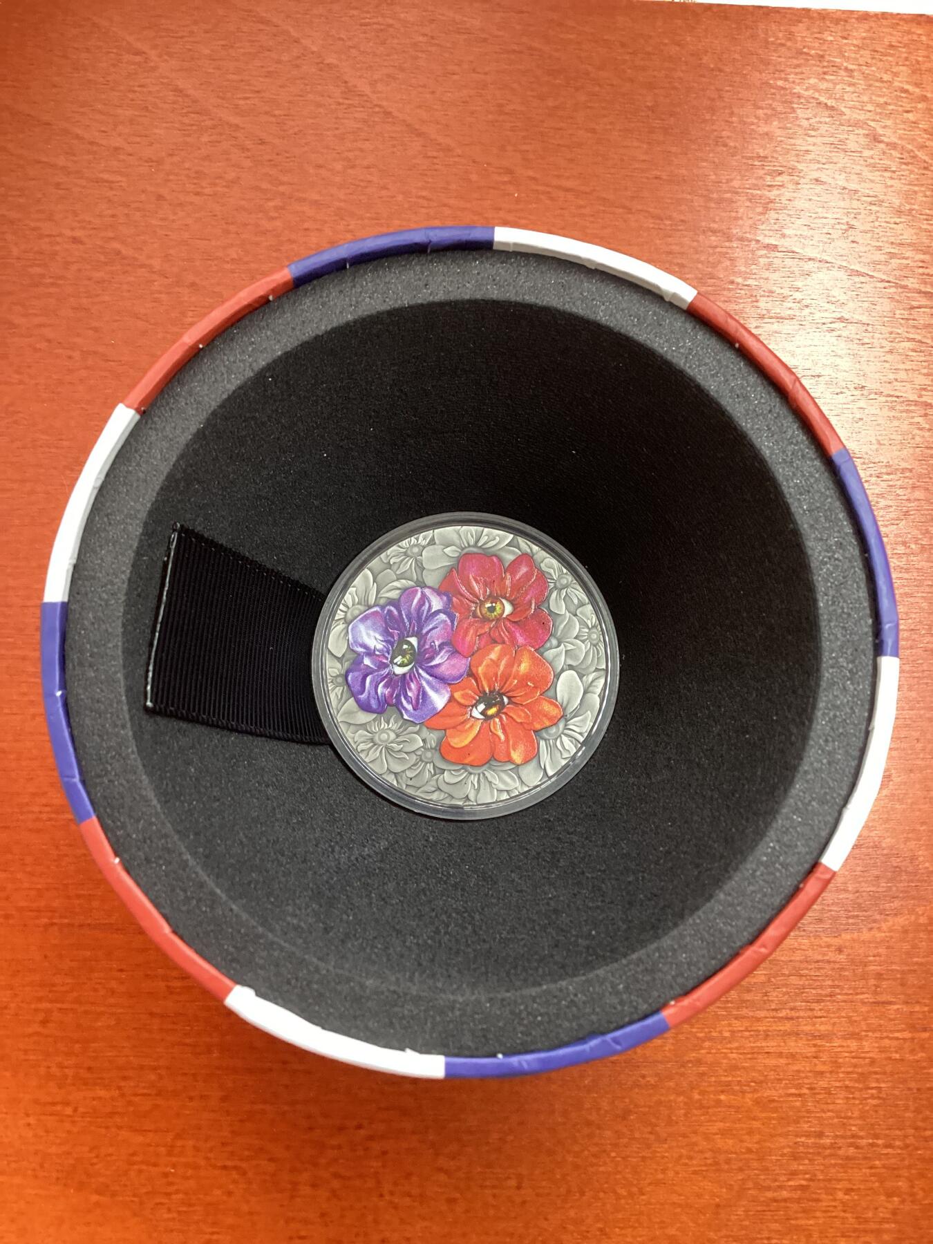 长老汇龙年精选第五场儿童节-端午节双节拍卖 2021纽埃眼睛贴1盎司仿古彩色银币，999银，直径40MM，UV打印技术，高浮雕，1000枚，立陶宛造币厂出品，旋彩桶盒
