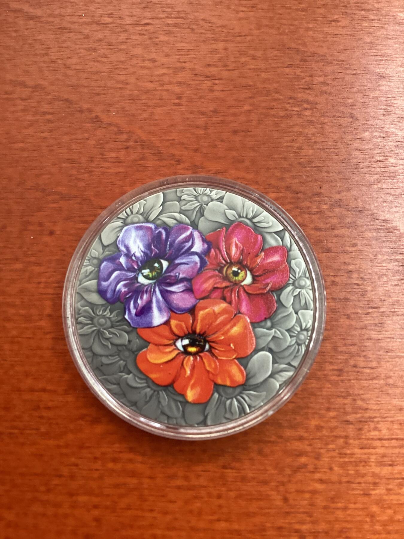 长老汇龙年精选第五场儿童节-端午节双节拍卖 2021纽埃眼睛贴1盎司仿古彩色银币，999银，直径40MM，UV打印技术，高浮雕，1000枚，立陶宛造币厂出品，旋彩桶盒