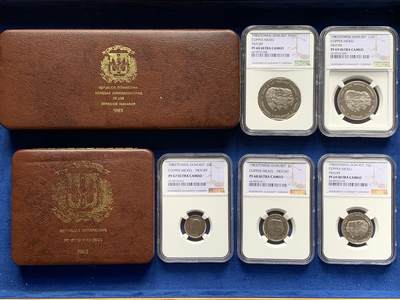 《竞宝斋》第276场- 周日，周一 2场连拍 （全场包邮） - 5枚一组 多米尼加1983铜镍加厚币（该年份没有银加厚）少见 全面值是2枚（PF67UC 10分+PF68UC 5分，共发行300套）+3枚（PF68UC 1比索+PF69UC 1/2比索和25分，共发行270套，另外还有30套加厚包含在Special sets（SS）组合套里面，因此全面值加厚组合凑齐还要减去30套，即240套。240套系书中记载现实中难遇！）英国皇家造币厂铸造 带原盒原包 NG