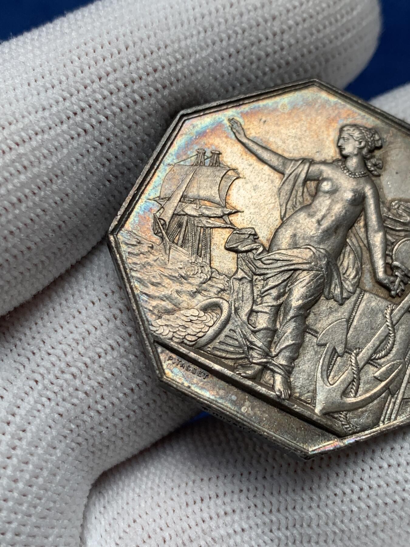 《竞宝斋》第276场- 周日，周一 2场连拍 （全场包邮） 法国1860-1879年先见之明保险公司八角银质代币 18.92g 36.2mm 蜜蜂边铭 霓虹五彩 漂亮