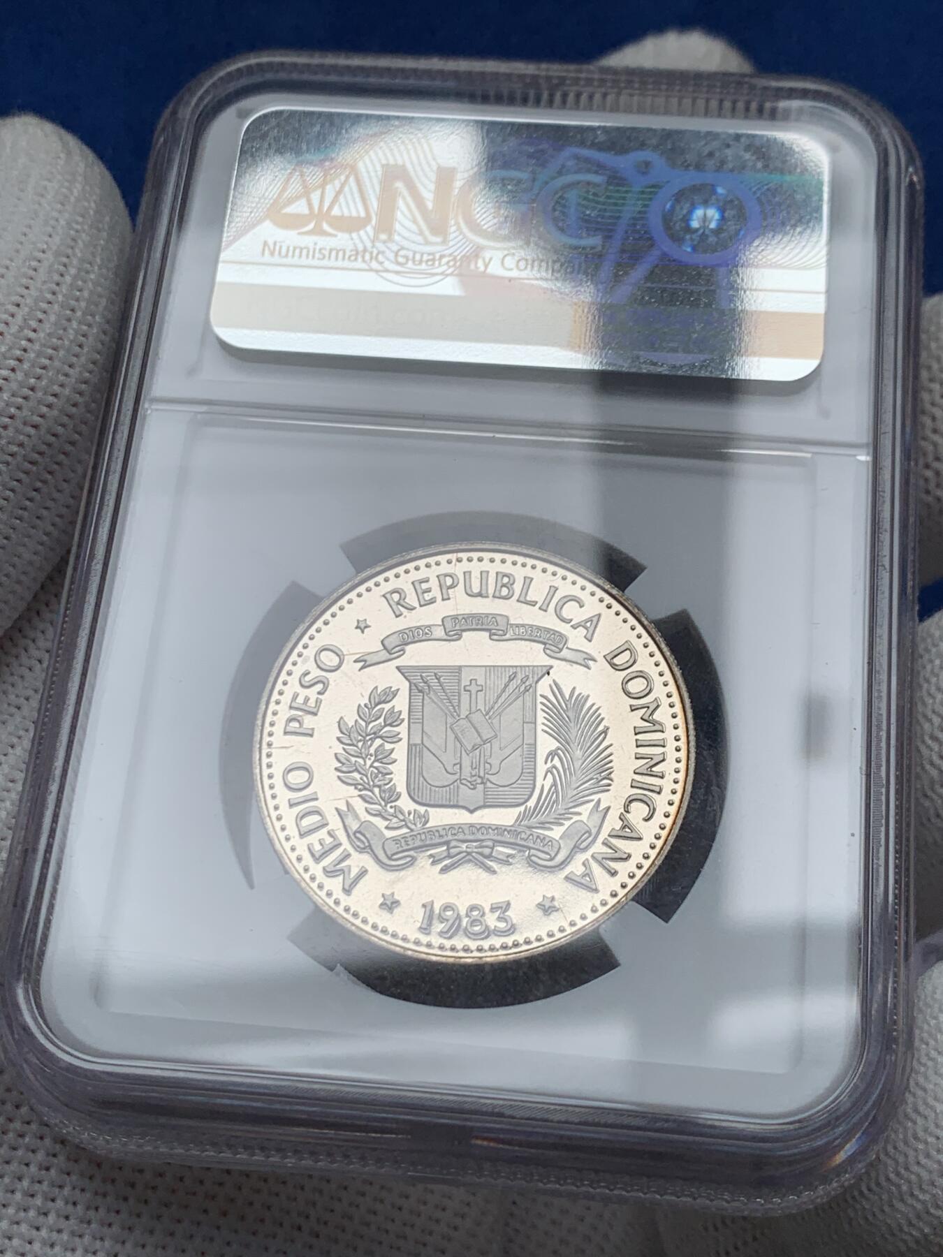 《竞宝斋》第276场- 周日，周一 2场连拍 （全场包邮） 5枚一组 多米尼加1983铜镍加厚币（该年份没有银加厚）少见 全面值是2枚（PF67UC 10分+PF68UC 5分，共发行300套）+3枚（PF68UC 1比索+PF69UC 1/2比索和25分，共发行270套，另外还有30套加厚包含在Special sets（SS）组合套里面，因此全面值加厚组合凑齐还要减去30套，即240套。240套系书中记载现实中难遇！）英国皇家造币厂铸造 带原盒原包 NG