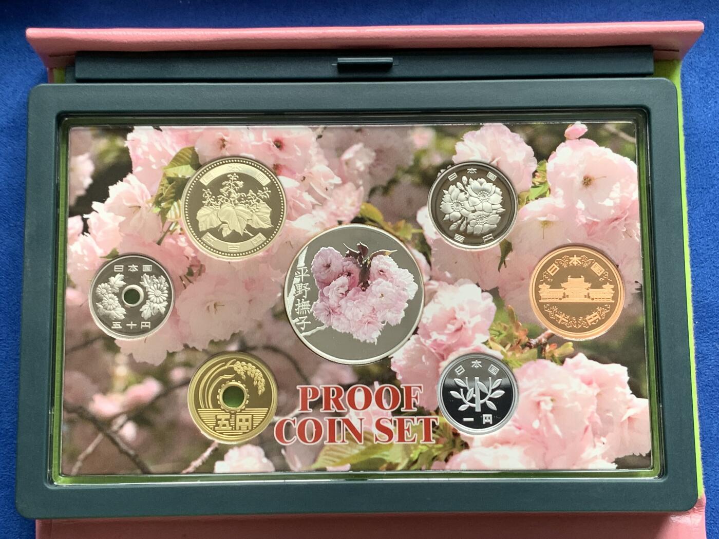 《竞宝斋》第276场- 周日，周一 2场连拍 （全场包邮） 日本2009年樱花平野抚子精致套币 含20克银章一枚 日本比较热门的精致套币 市场价三百多元