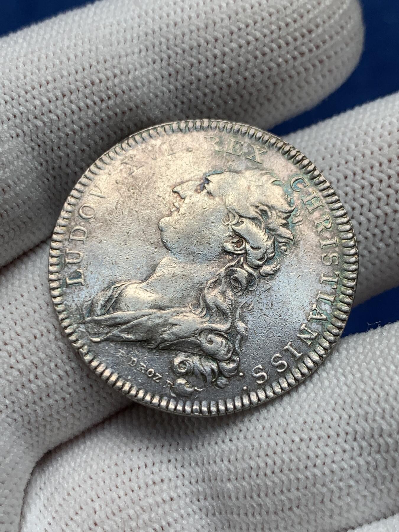 《竞宝斋》第276场- 周日，周一 2场连拍 （全场包邮） 法国路易十六勃艮第-桑斯的城市贵族法官和领事银质代币 8.99g 30.8mm