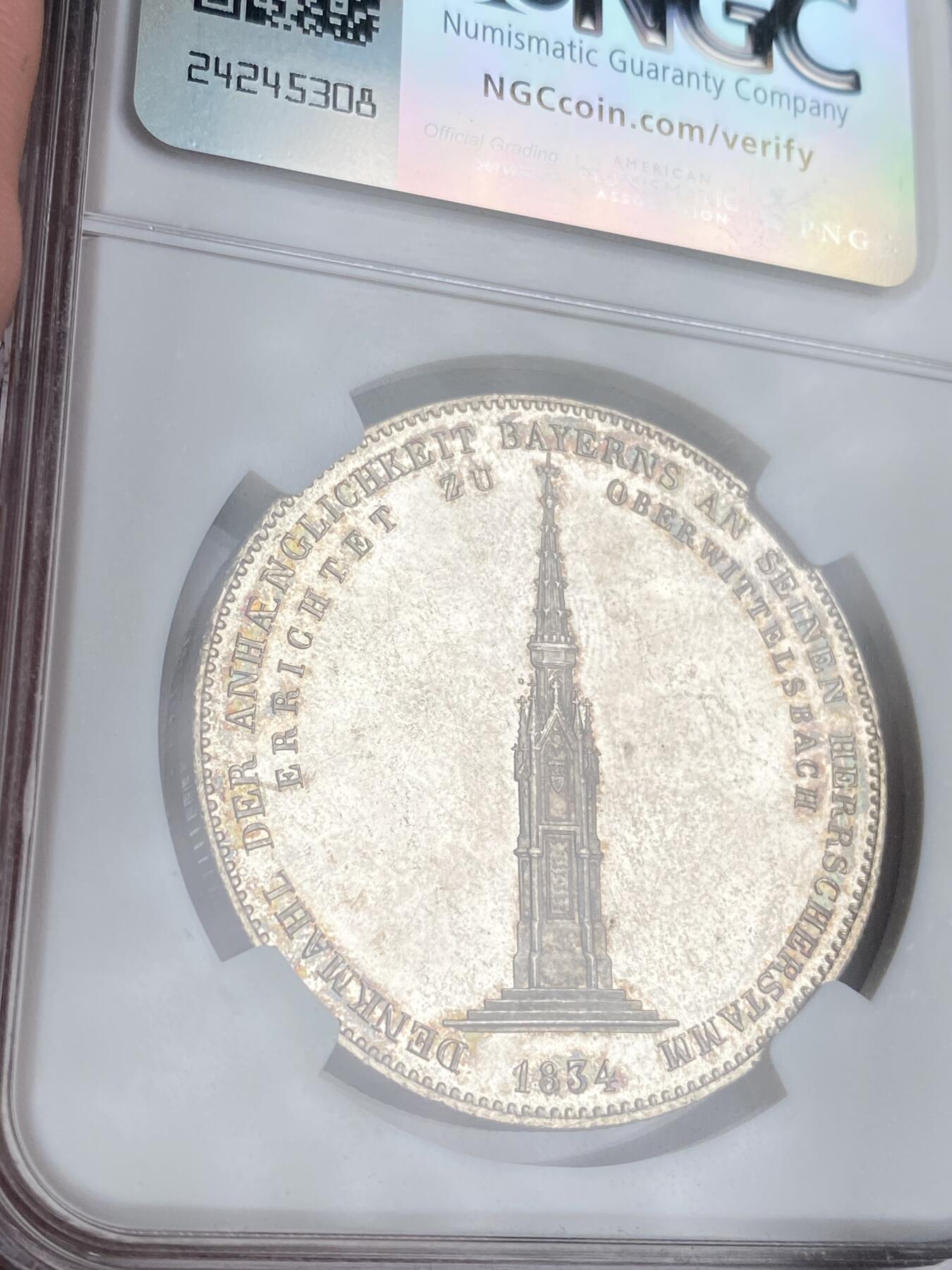 【麦稀奇世界钱币展】万国钱币拍卖第027期（五月端阳●万国夏季大拍） NGC MS66 1834巴伐利亚特蕾莎王后纪念碑历史泰勒 1832年，年仅17岁的巴伐利亚王子奥托被推举为希腊国王，母亲特蕾莎王后放心不下，从慕尼黑出发一路送到了艾柏林，次年路德维希一世在此地修建了这座哥特式建筑以纪念特蕾莎王后的送子之情。能到66分的历史泰勒已经是另一个维度的存在，此枚说是完美品毫不夸张，双面pl质感并带有一些淡彩包浆，堪称天花板级别的藏品。