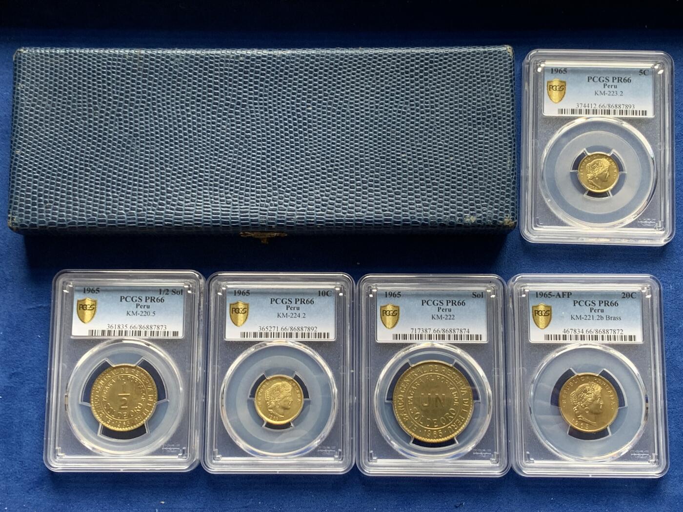 《竞宝斋》第276场- 周日，周一 2场连拍 （全场包邮） 5枚一组 秘鲁1965年精制套装 带蛇纹皮包装盒 PCGS鉴定 带证书 非常少见 基本上遇不到 市场价近千美金