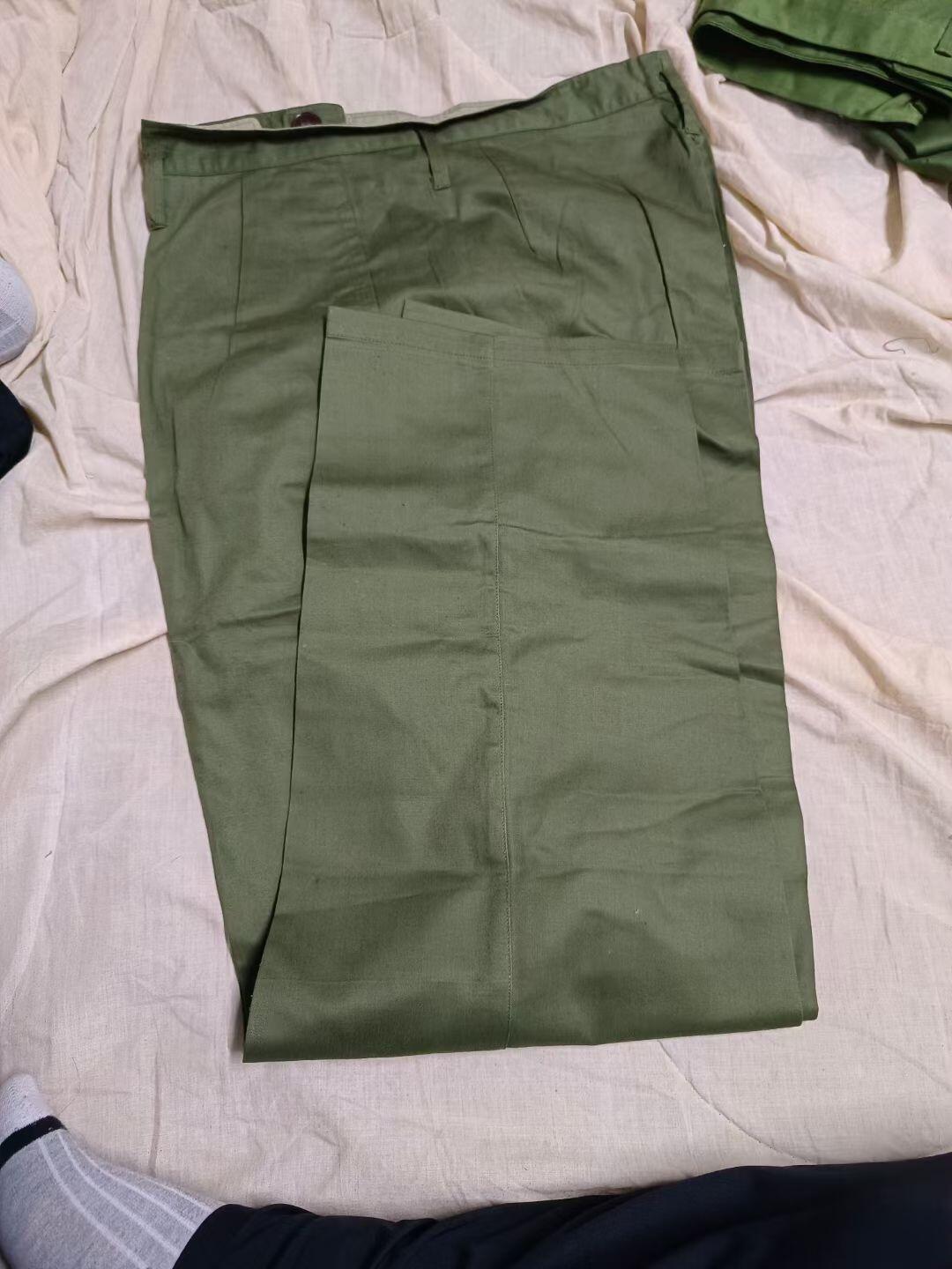 全新65是蛤蟆绿棉布裤子1966年3501厂付2号，腰围94裤长107。