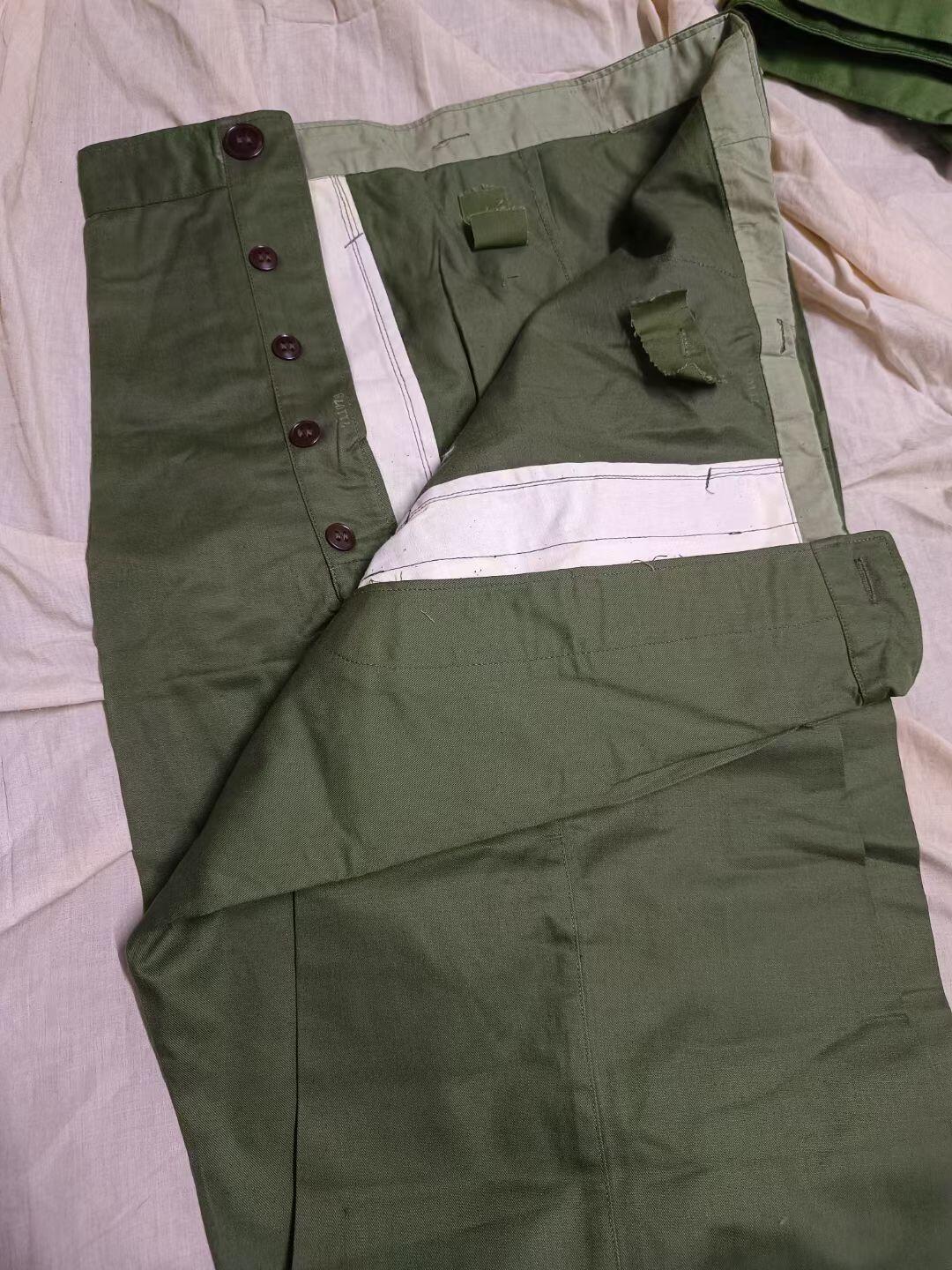 全新65是蛤蟆绿棉布裤子1966年3501厂付2号，腰围94裤长107。