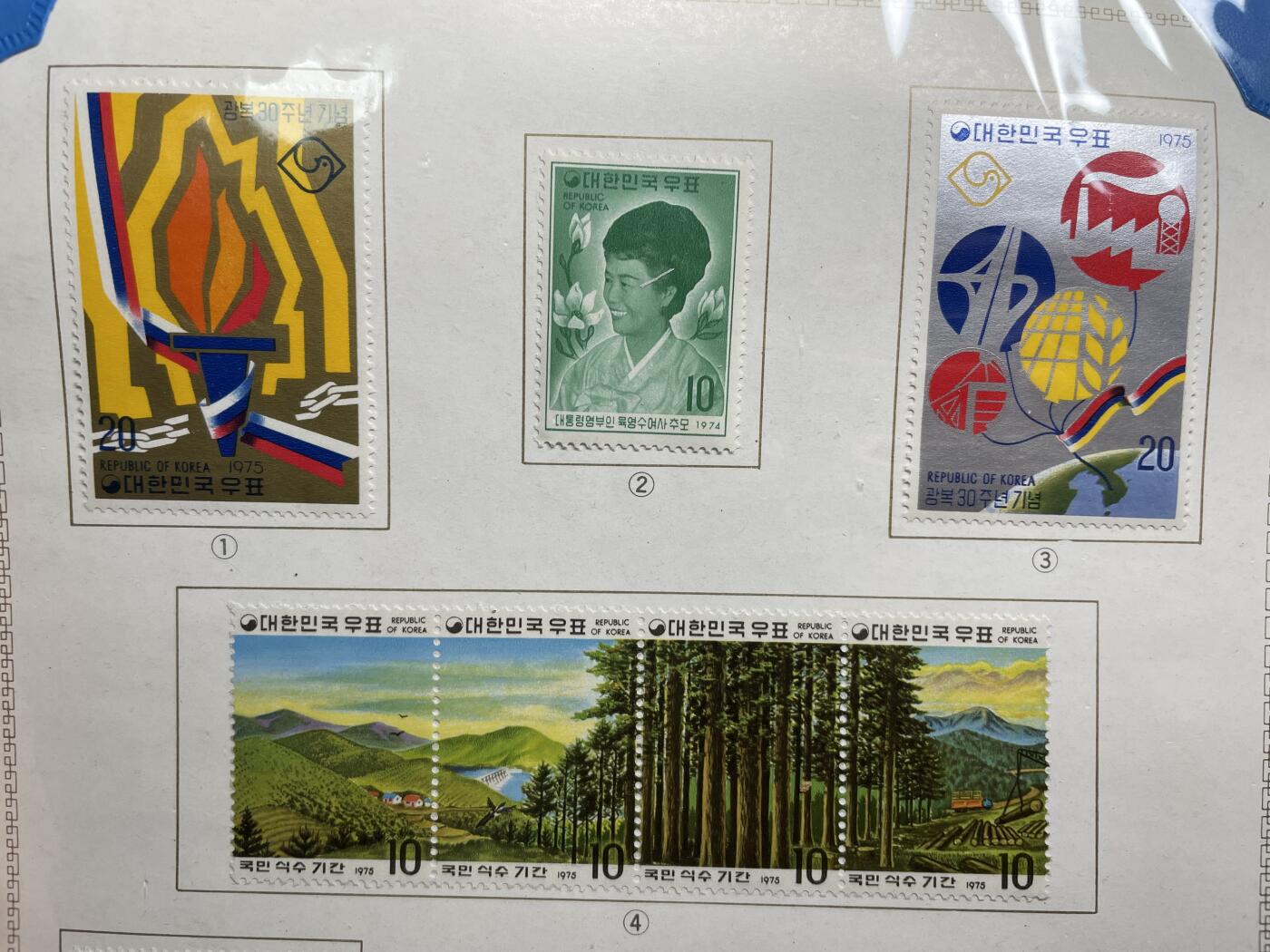 2024年集古藏今外币拍卖第八期-第7场—（总第77拍）册装硬币专场 1975年韩国邮票一册，全新票，背面有胶贴
