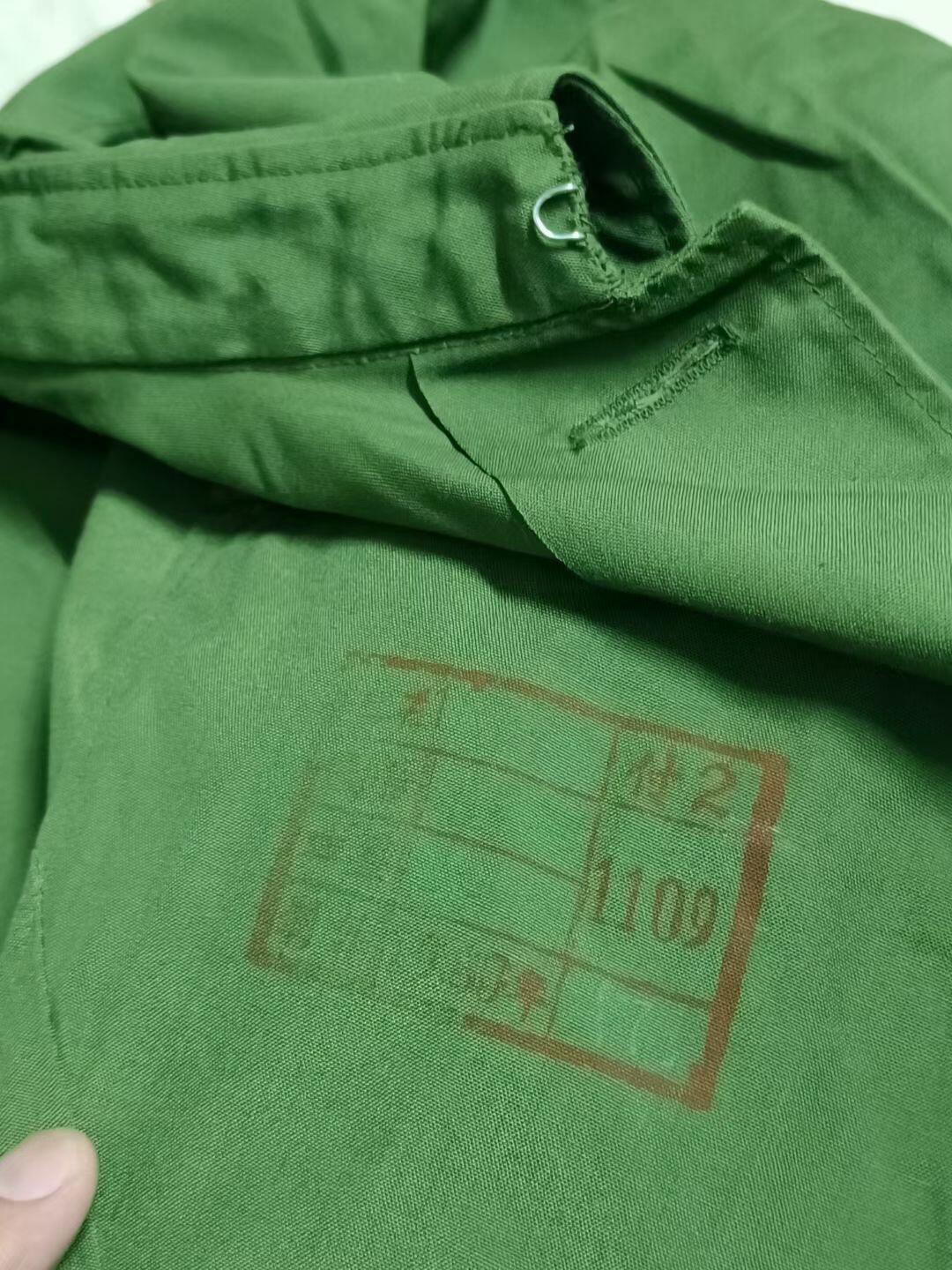 全新65式井用的确良上衣1980年1109厂付2号，肩宽49袖长62衣长71胸围118。