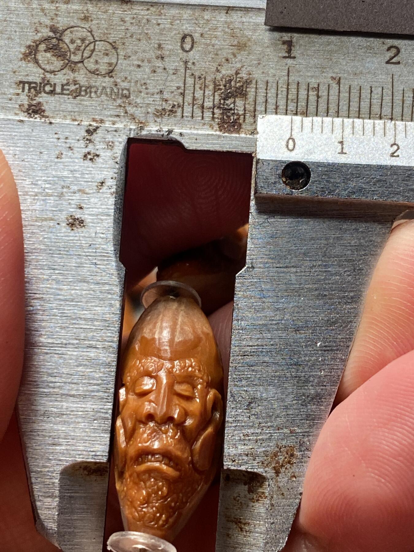 苏工核雕放漏价纯手工 苏工核雕铁核细长柳叶达摩小手串，与众不同的串，市场稀少的串小而巧好玩又好看，尺寸1。05x2.55喜欢的来