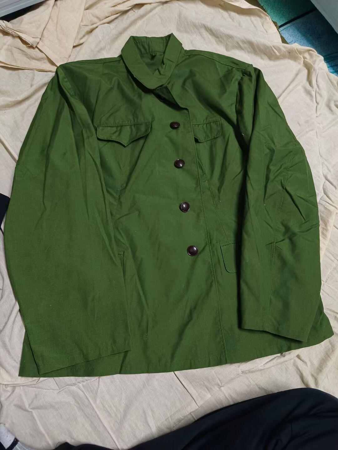 全新65式井用的确良上衣1980年1109厂付2号，肩宽49袖长62衣长71胸围118。