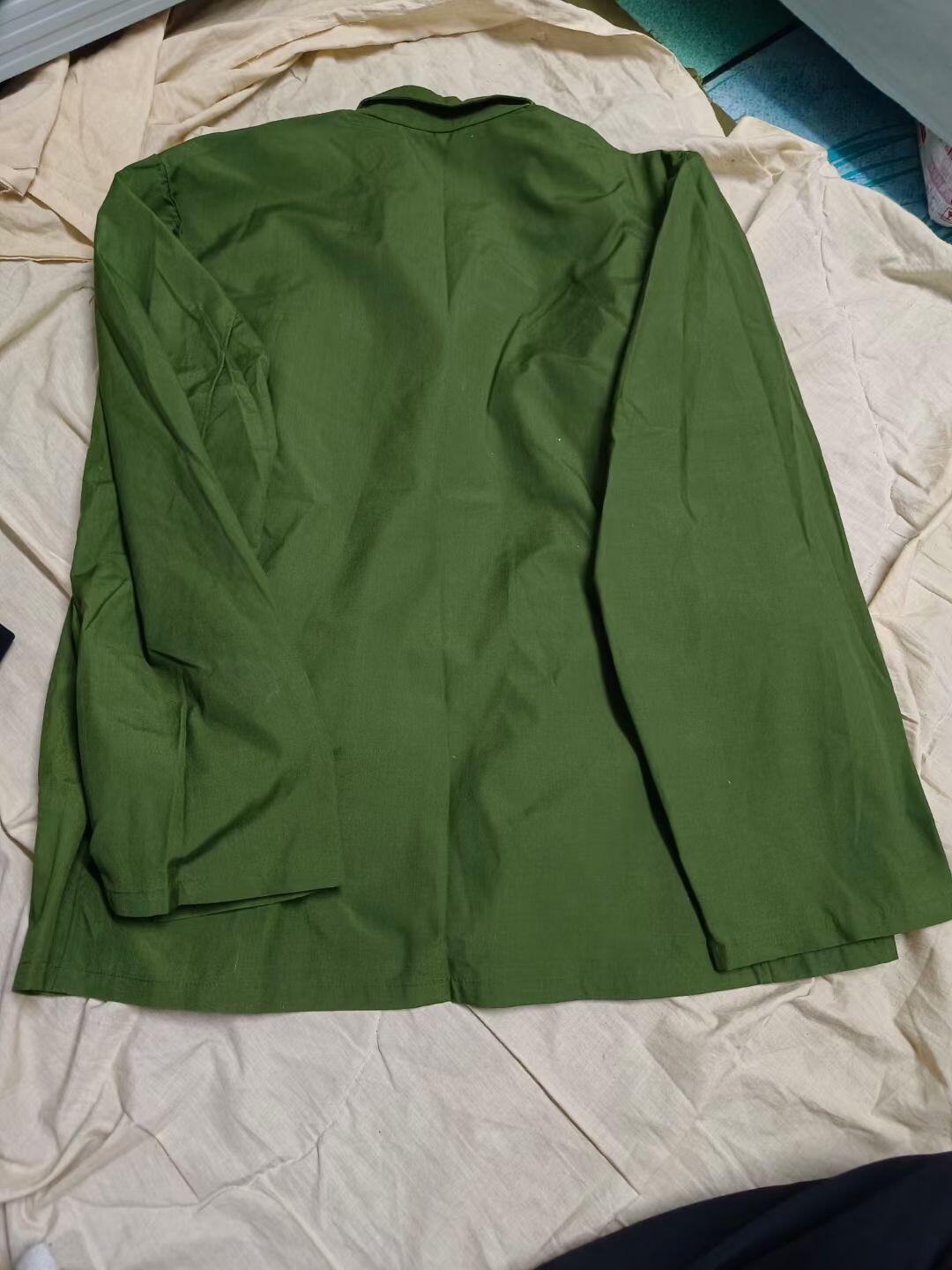 全新65式井用的确良上衣1980年1109厂付2号，肩宽49袖长62衣长71胸围118。