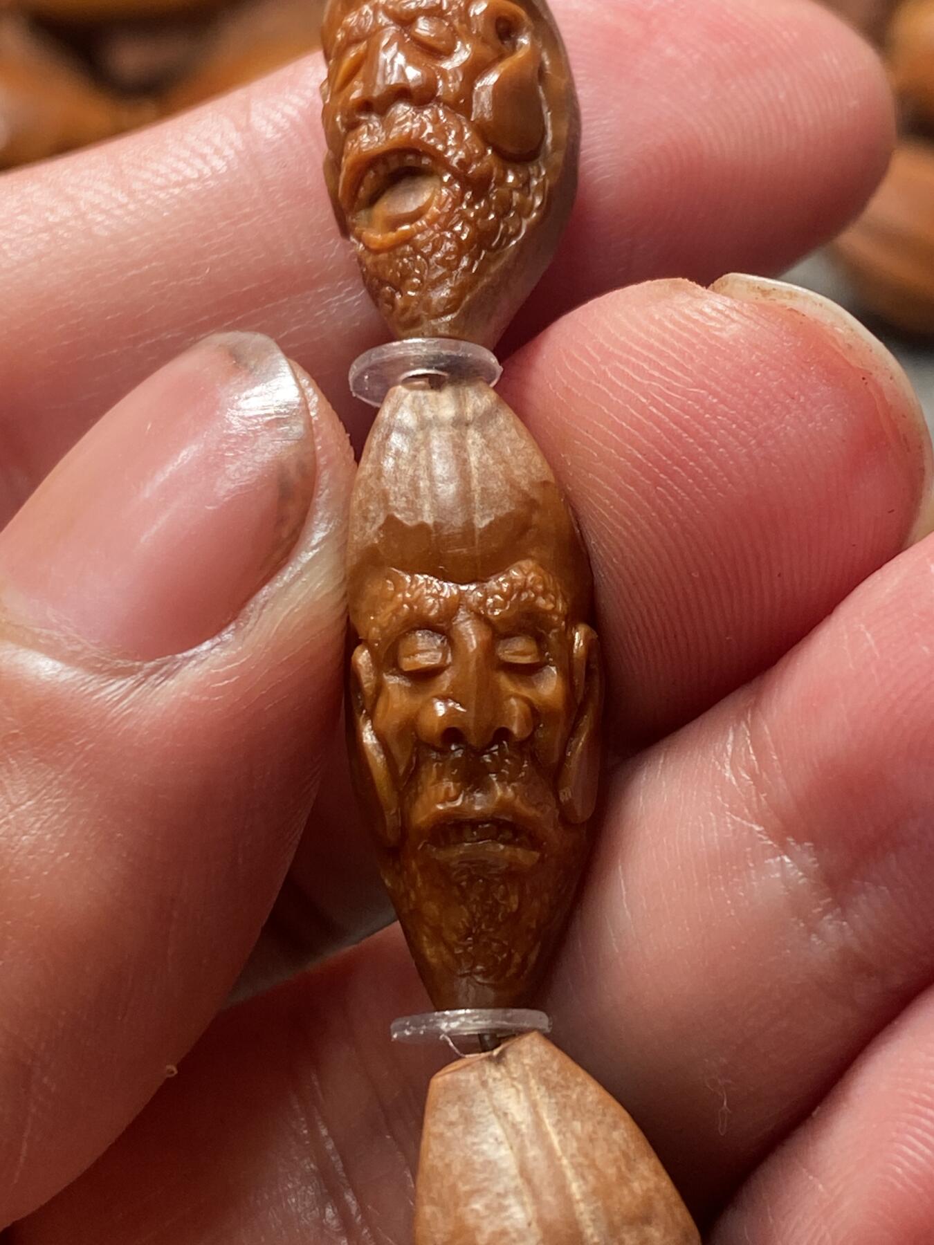 苏工核雕放漏价纯手工 苏工核雕铁核细长柳叶达摩小手串，与众不同的串，市场稀少的串小而巧好玩又好看，尺寸1。05x2.55喜欢的来
