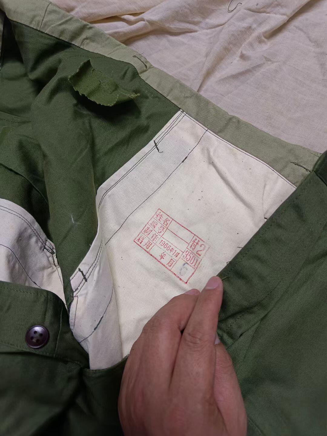 全新65是蛤蟆绿棉布裤子1966年3501厂付2号，腰围94裤长107。