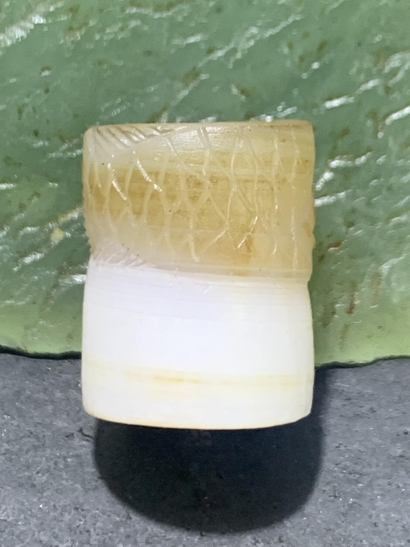 精品亚光药师玛瑙手工雕刻龙鱼桶珠一颗。