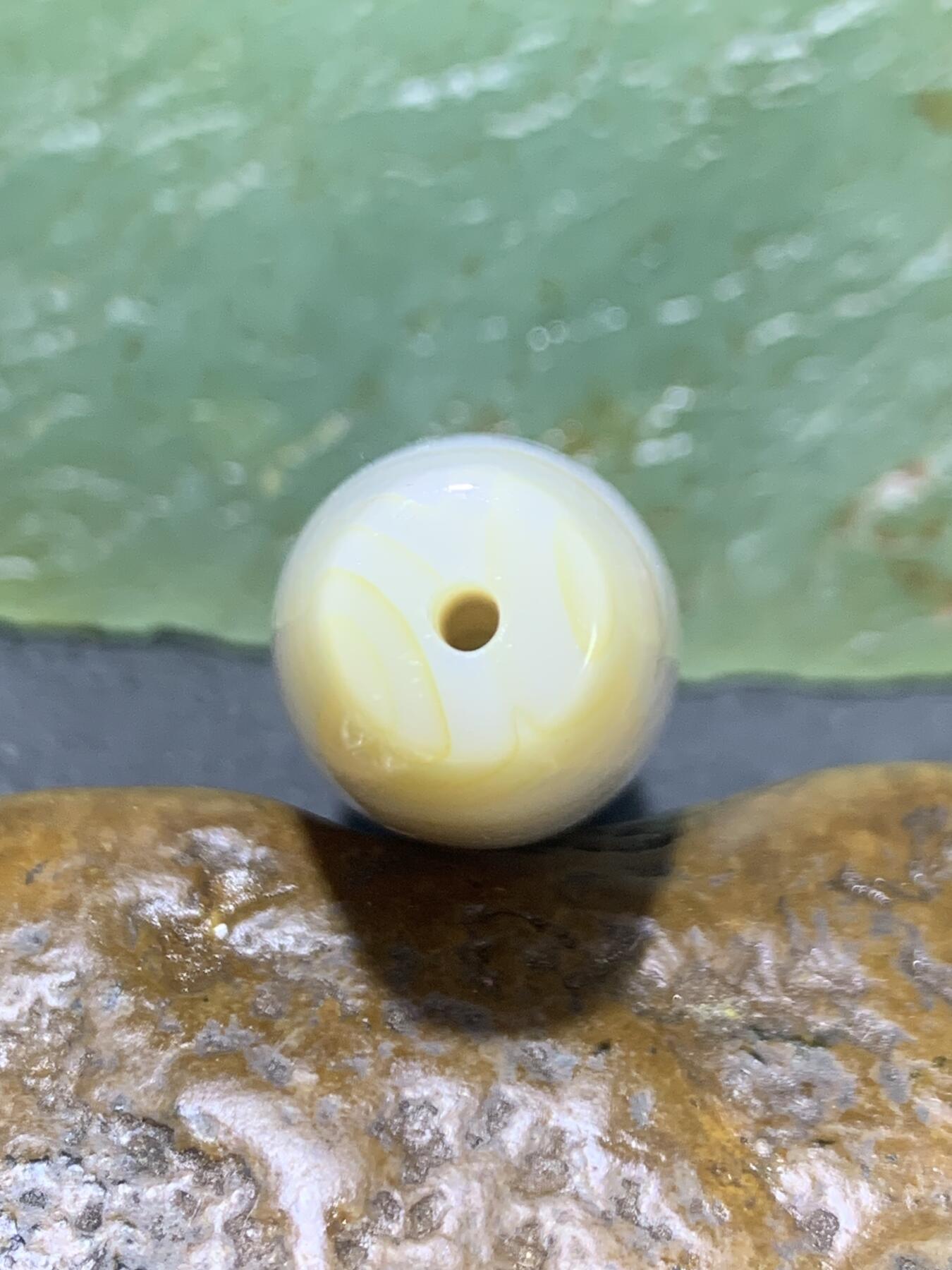 精美马达加斯加天眼草花纹海洋玉髓桶珠一颗，
