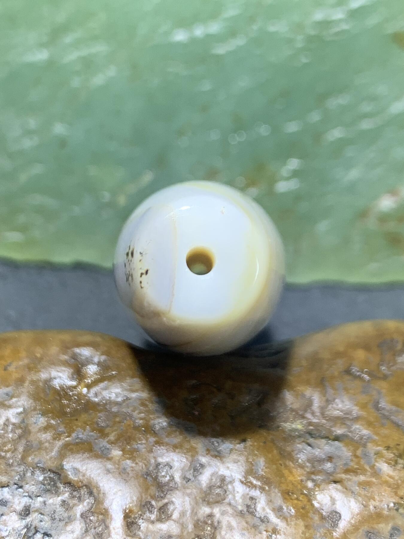 精美马达加斯加天眼草花纹海洋玉髓桶珠一颗，