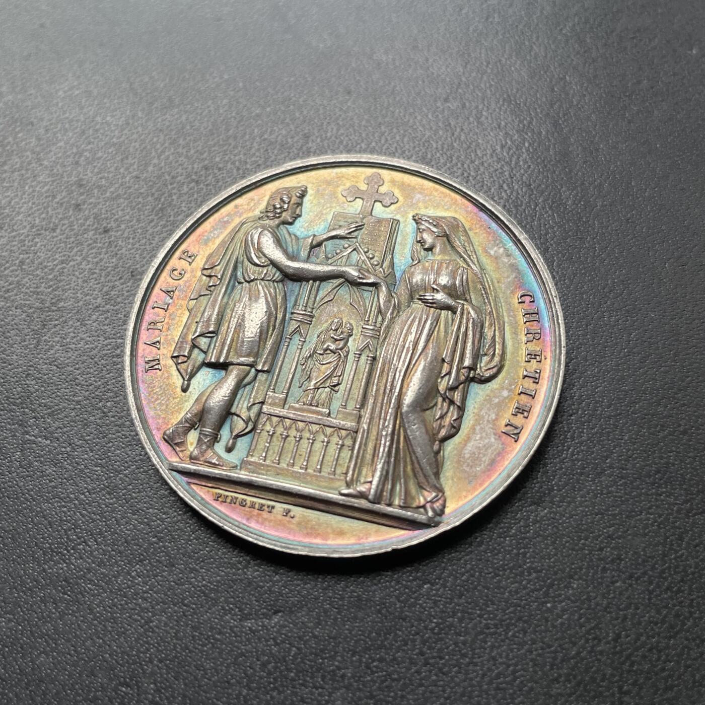 「木头集藏」章牌专场-第42期 1878年法国婚礼大版银章  直径：41.5mm，32.1 g，边铭：蜜蜂 ARGENT，彩色氧化，少见大版。