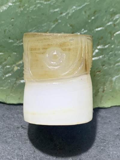 精品亚光药师玛瑙手工雕刻龙鱼桶珠一颗。 - 精品亚光药师玛瑙手工雕刻龙鱼桶珠一颗。