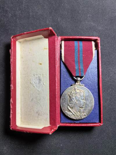 【麦稀奇世界钱币展】 盛世勋华——号角文化勋章邮票专场拍卖第185期 - 英国伊丽莎白二世女王1953年登基加冕加冕纪念奖章 银制 原品 少见带带皇家造币局原盒 市面上大多数都是无盒裸章 （该章授予参与女王加冕庆典有关人员，只发了13万枚注意：该章假货泛滥！！请大家注意识别，谨慎购买）