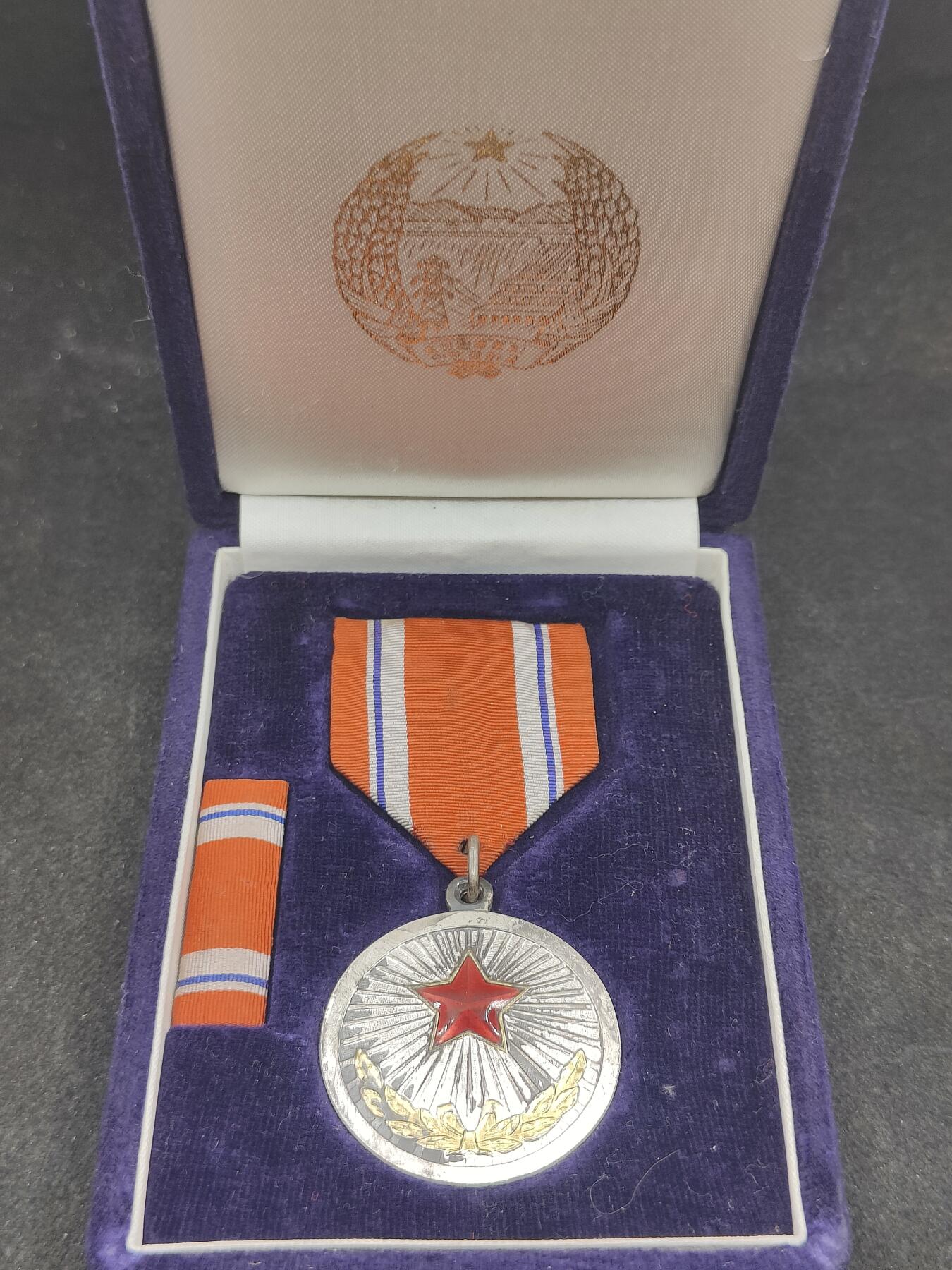 全场0元起拍 第163期 咸鱼国勋章拍卖专场 6月9日（周日）下午6：00开始 朝总联版烫金国徽朝鲜功劳奖章带略