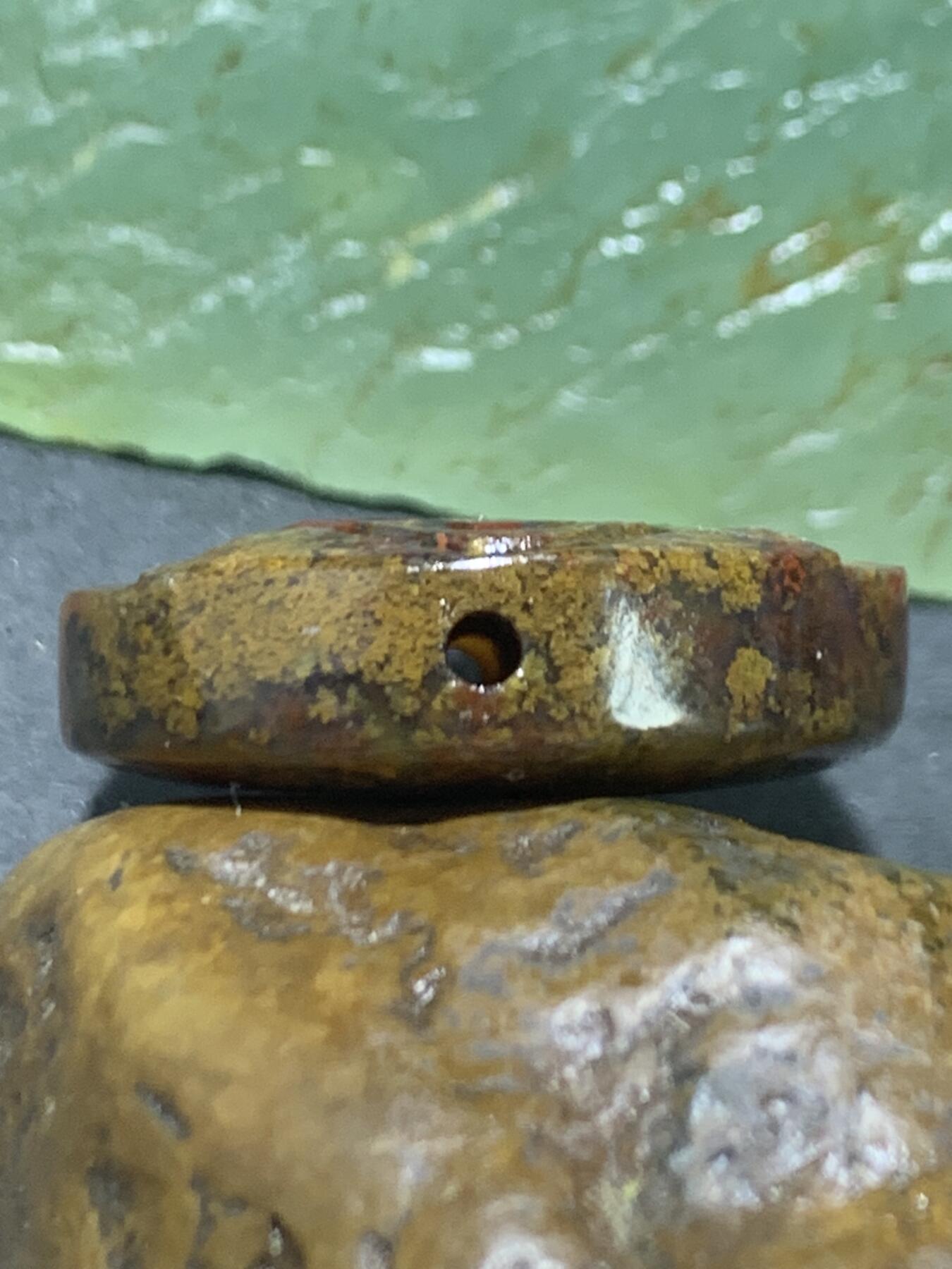 精美亚光高润度冻料草花纹战国红玛瑙手工俏色巧雕灵狐板珠（背云）一个