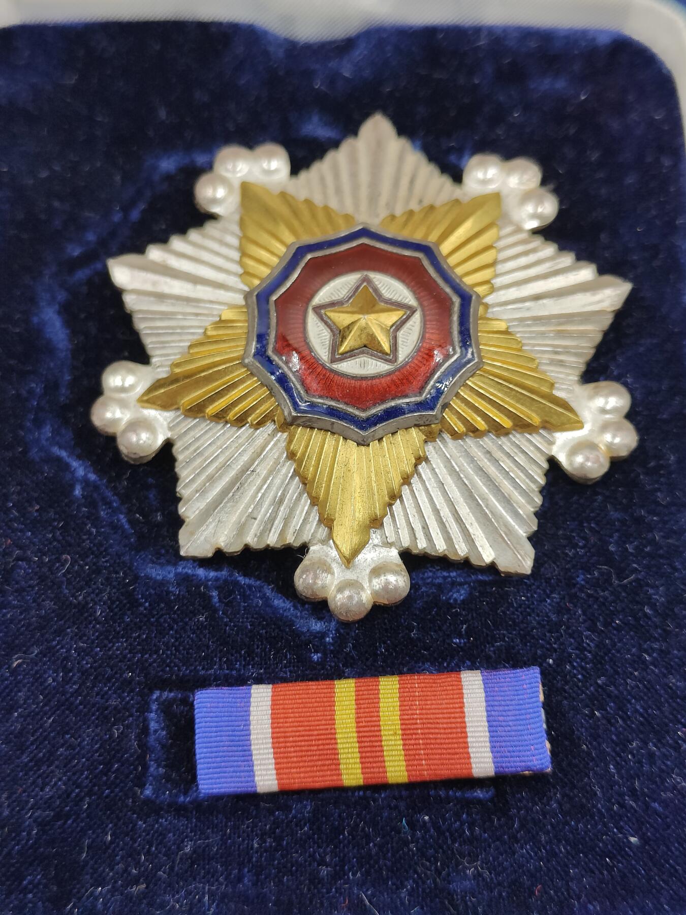 全场0元起拍 第163期 咸鱼国勋章拍卖专场 6月9日（周日）下午6：00开始 朝总联版烫金国徽盒朝鲜二级国旗勋章带盒略