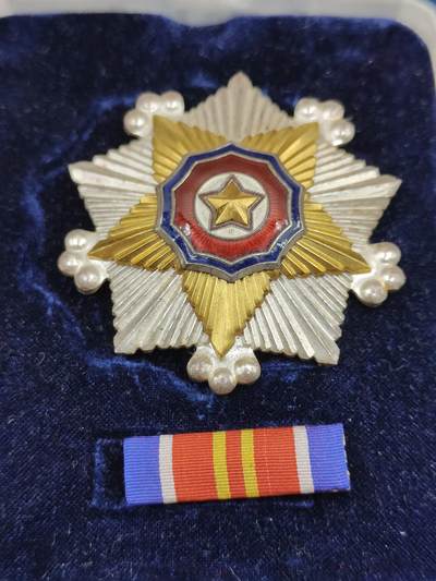 全场0元起拍 第163期 咸鱼国勋章拍卖专场 6月9日（周日）下午6：00开始 - 朝总联版烫金国徽盒朝鲜二级国旗勋章带盒略