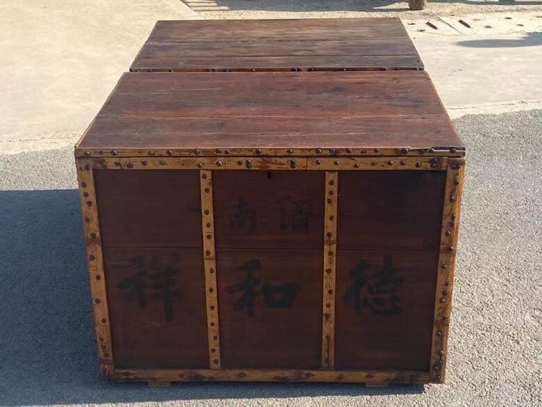 济南，【德和祥】百年老店，京货专卖烟箱一对，极其少见，材质，松柏，四角包铁钉，工艺精湛，皮克老辣，自然光实拍，尺寸见图......