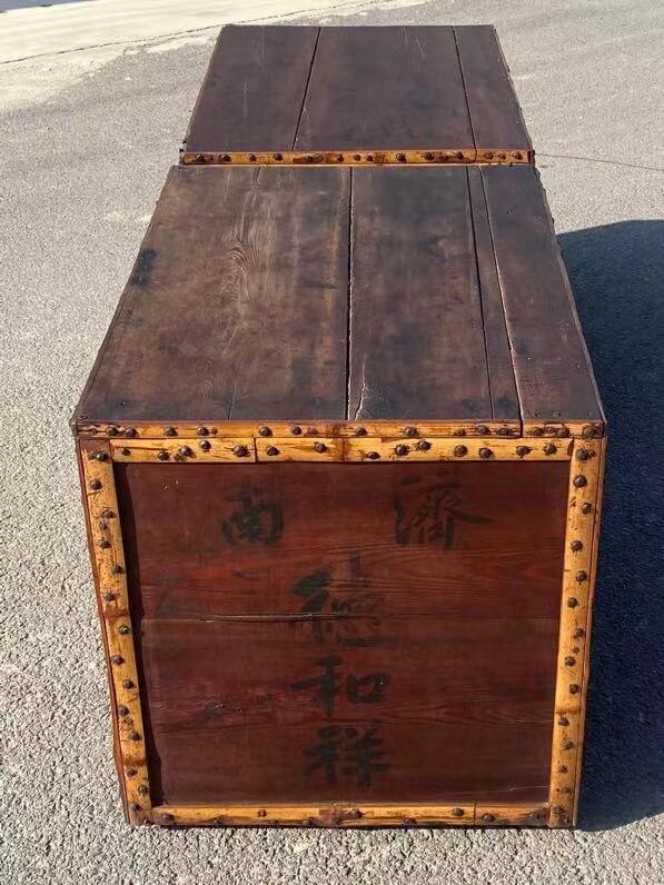 济南，【德和祥】百年老店，京货专卖烟箱一对，极其少见，材质，松柏，四角包铁钉，工艺精湛，皮克老辣，自然光实拍，尺寸见图......