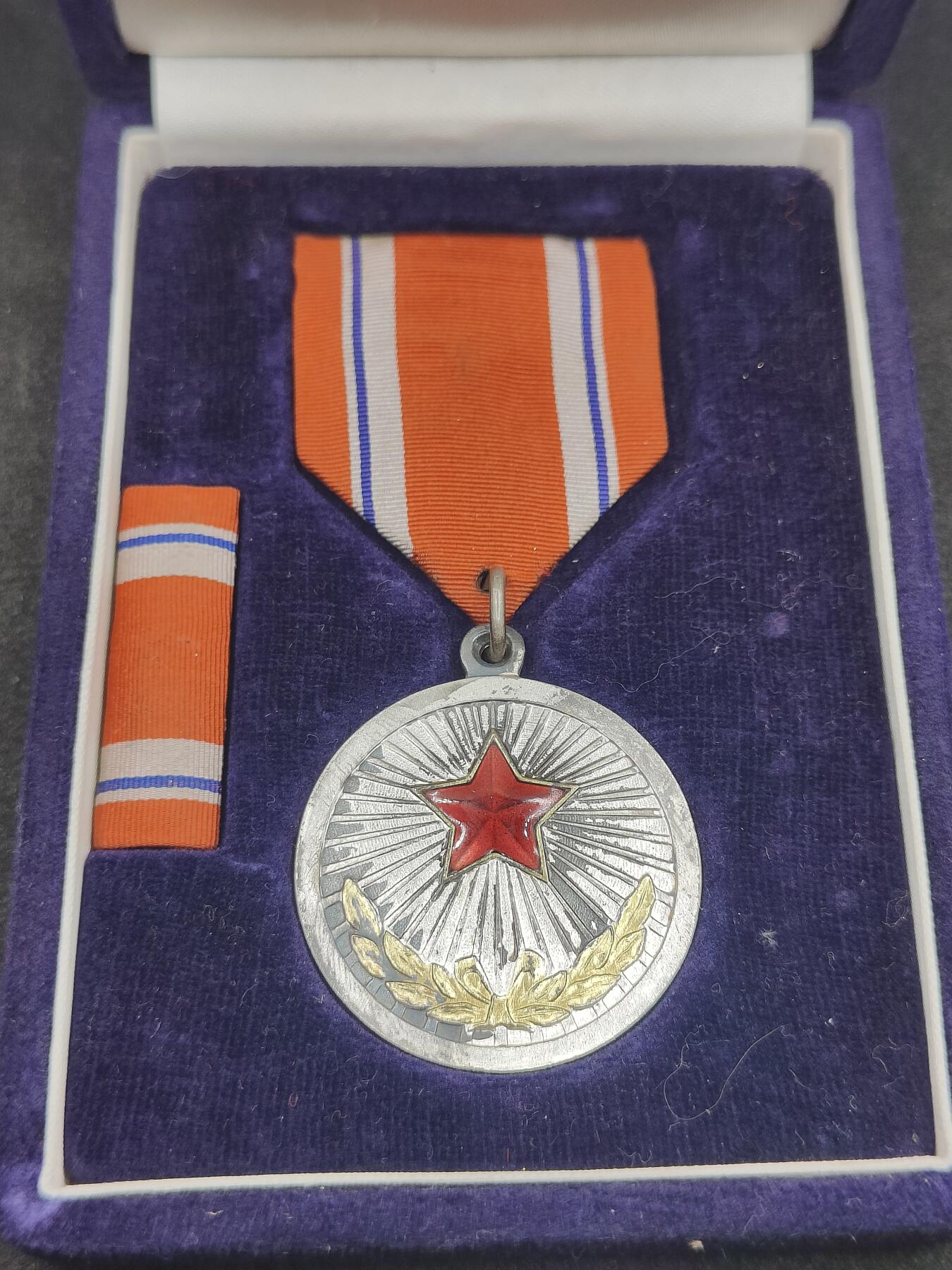 全场0元起拍 第163期 咸鱼国勋章拍卖专场 6月9日（周日）下午6：00开始 朝总联版烫金国徽朝鲜功劳奖章带略