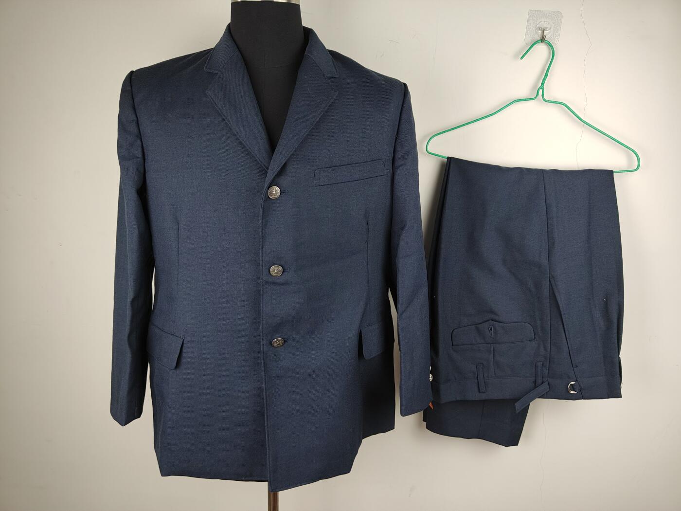 全场0元起拍 第163期 咸鱼国勋章拍卖专场 6月9日（周日）下午6：00开始 日本国铁制服一套。胸围104 肩宽43 衣长73 袖长56腰围86 裤长99