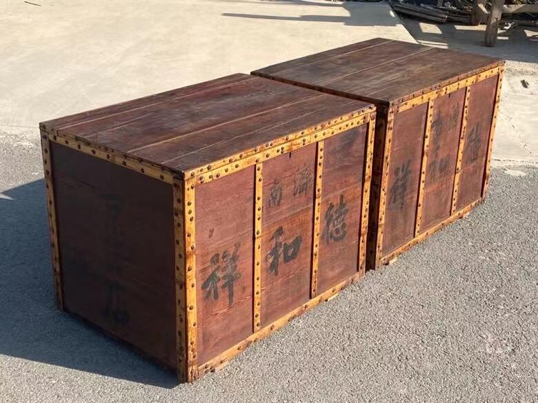 济南，【德和祥】百年老店，京货专卖烟箱一对，极其少见，材质，松柏，四角包铁钉，工艺精湛，皮克老辣，自然光实拍，尺寸见图......