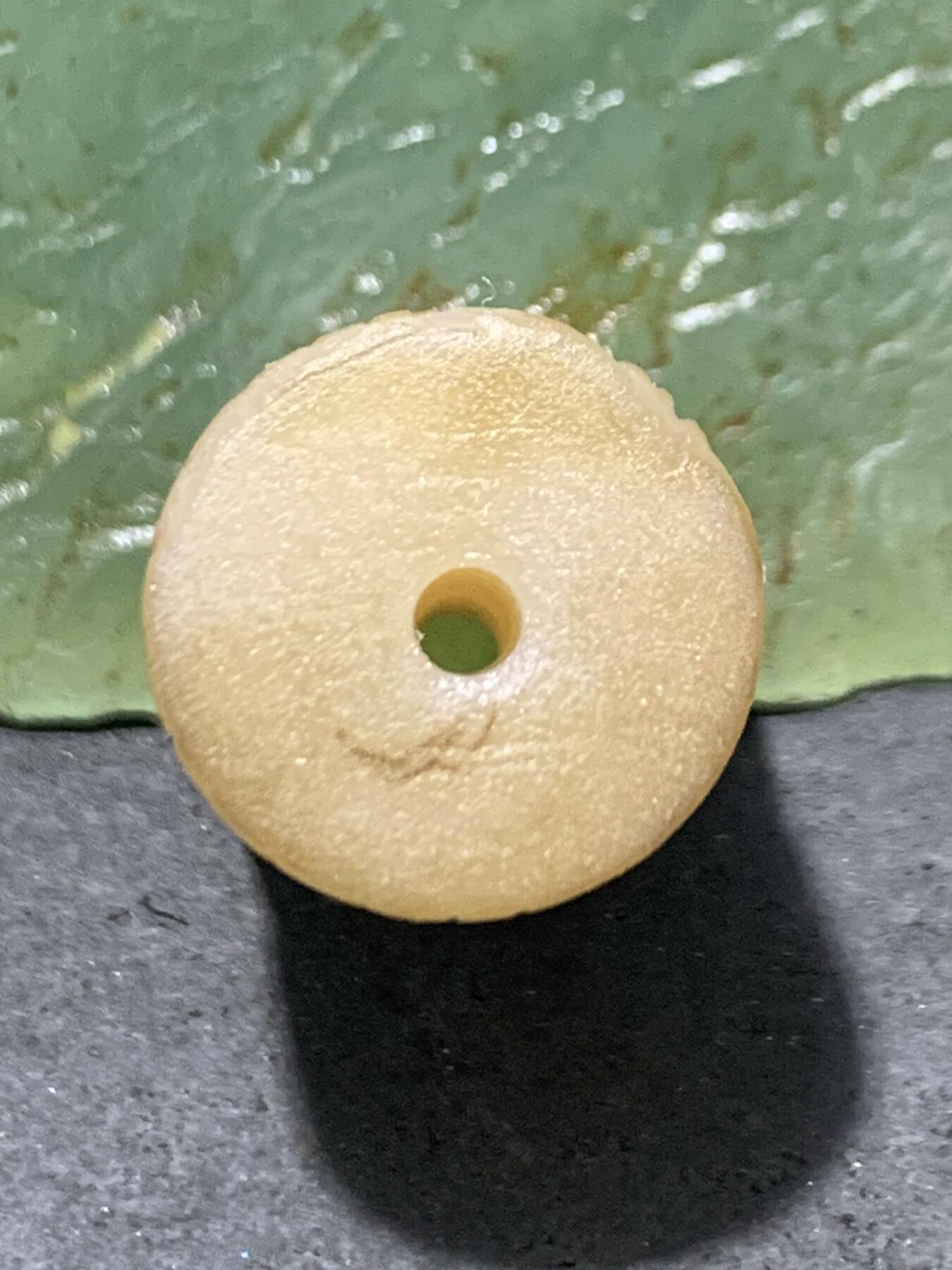 精品亚光药师玛瑙手工雕刻龙鱼桶珠一颗。