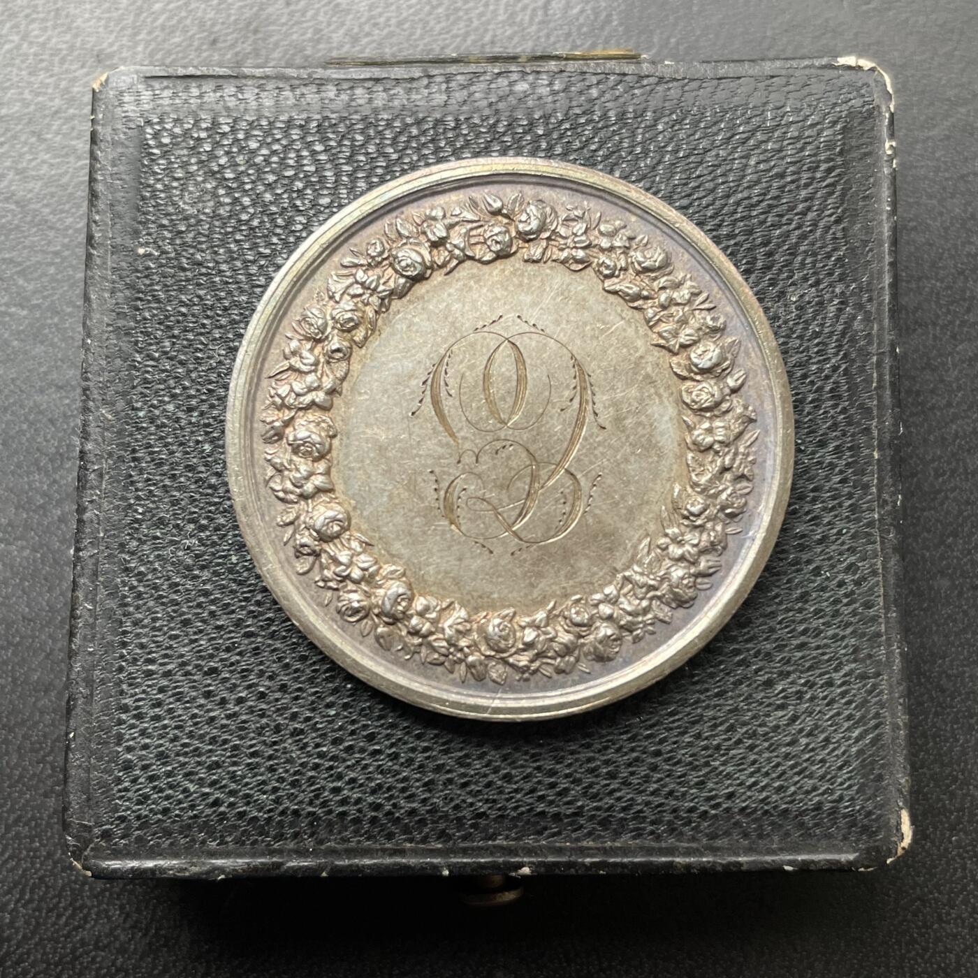 「木头集藏」章牌专场-第42期 1844年法国婚礼原盒银章  直径：33mm，16.2g，边铭：船首 ARGENT，原盒正常使用