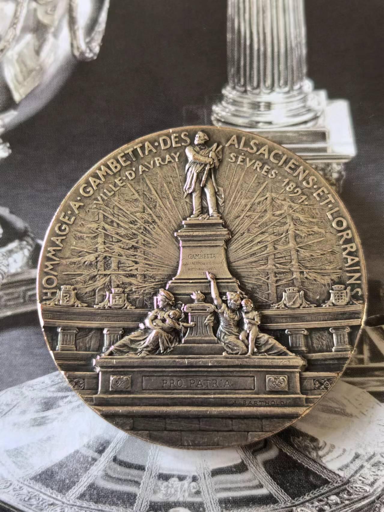 1891年爱国政治家甘必大纪念碑揭幕，法国镀银铜章，直径5cm 此章基本都是铜或镀银，银章寥寥无几。